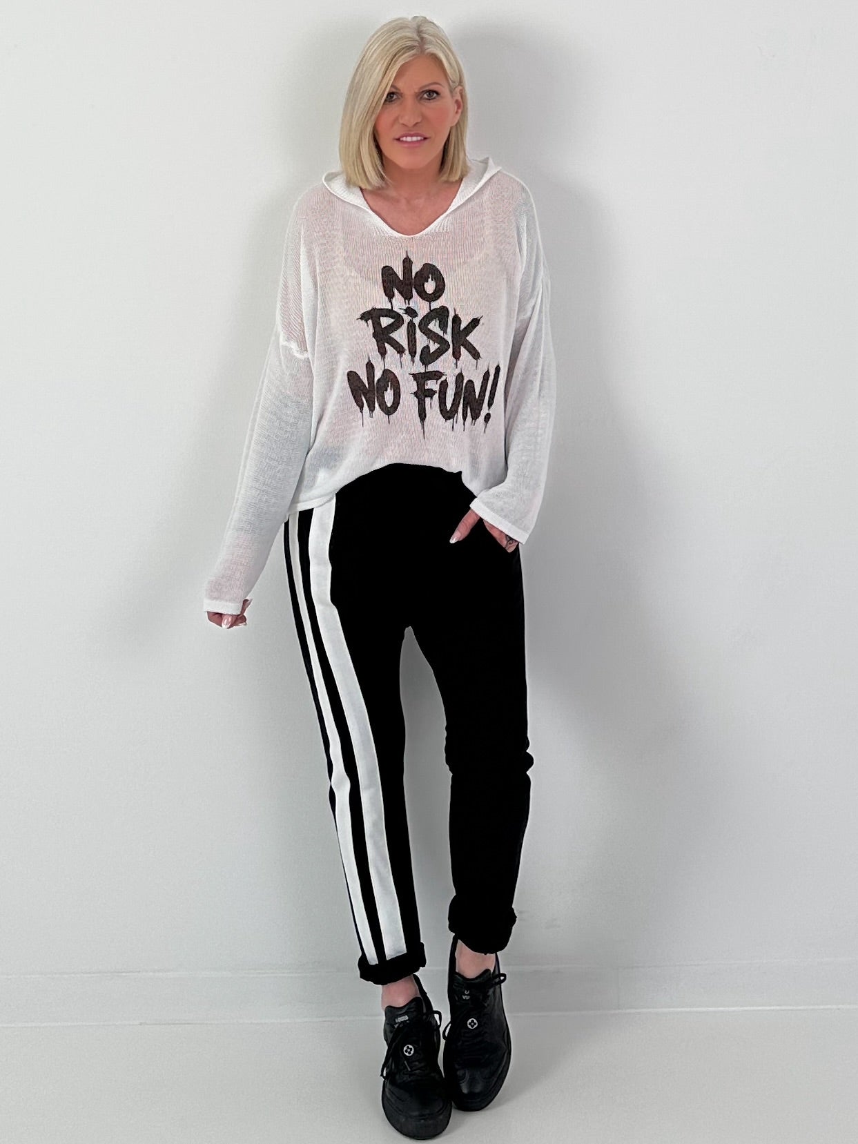 Leichter Strickpulli mit Kapuze No Risk No Fun - weiss