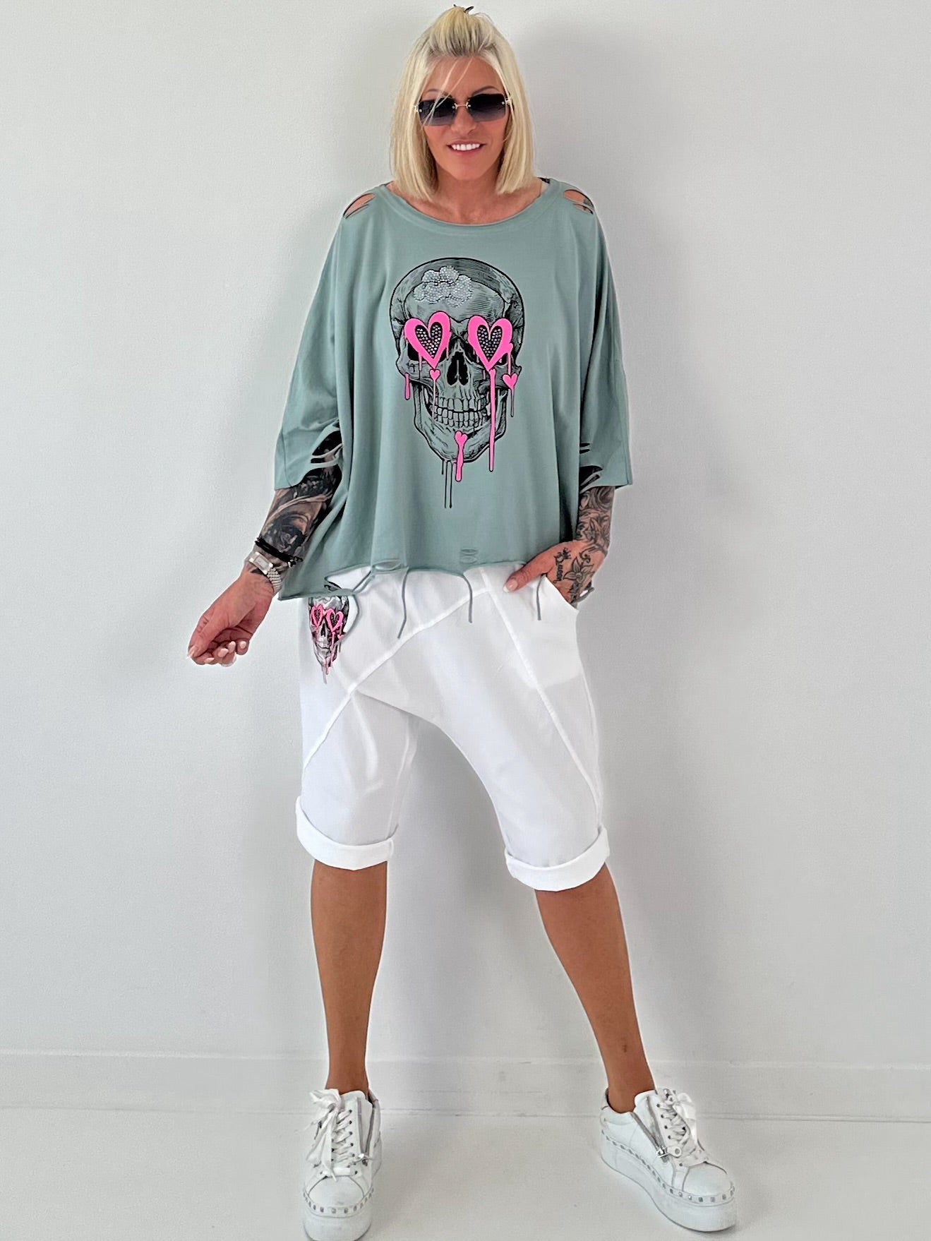Kurze Baggy mit breiten Nähten - weiss