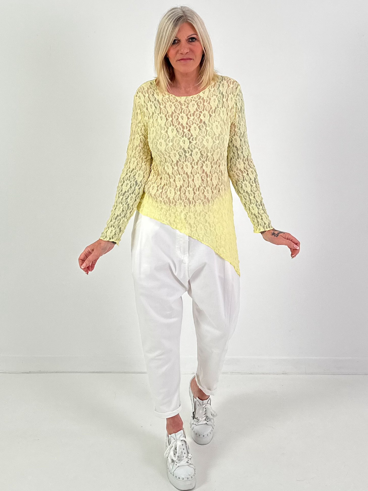 Asymmetrisches Shirt Modell "Lace Layer" - gelb