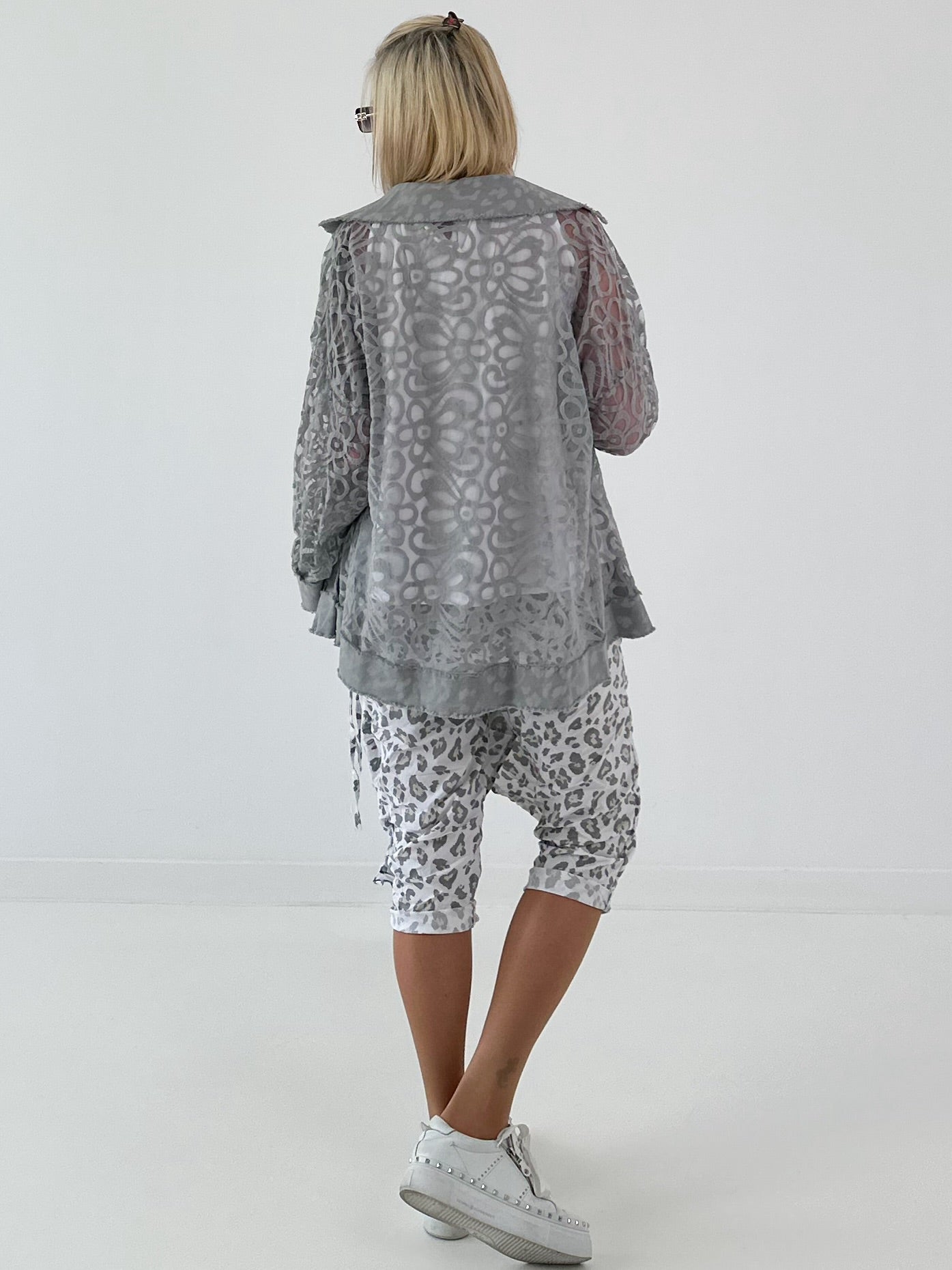 Jeansjacke mit Leo und floralem Netzeinsatz - grau