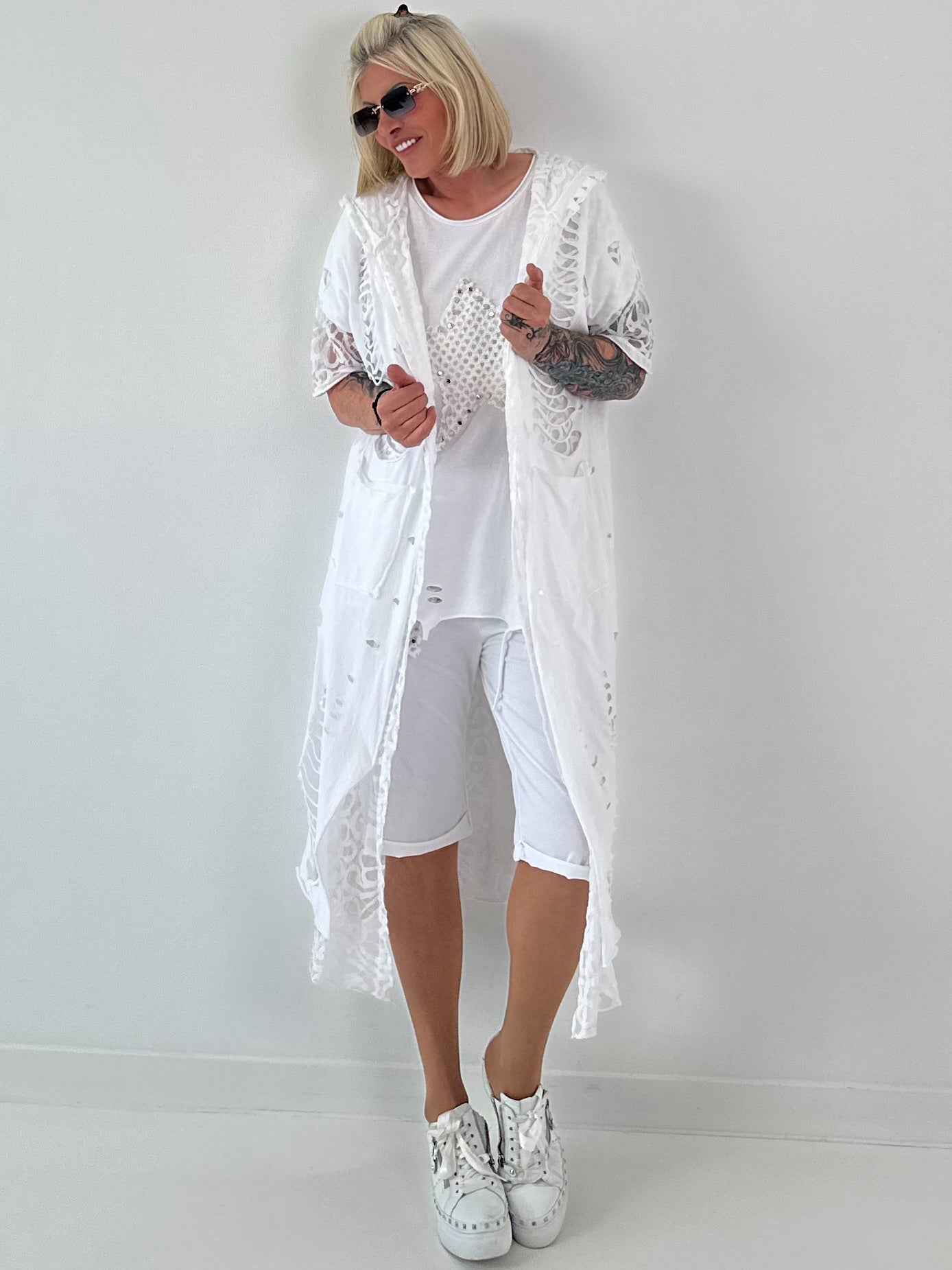 Sweat Short mit Häkelstern und Nieten - weiss