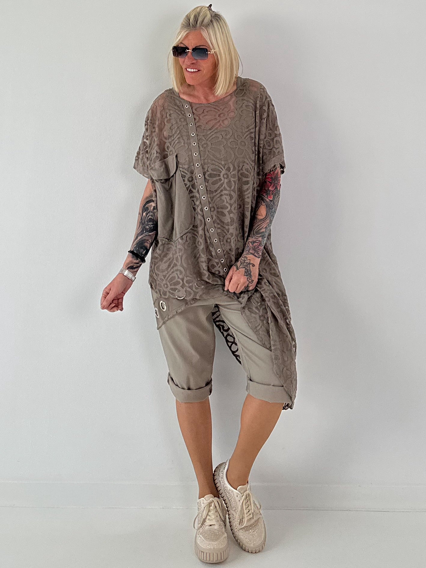 Kurze Hose mit Jeanselementen und Ösen - taupe