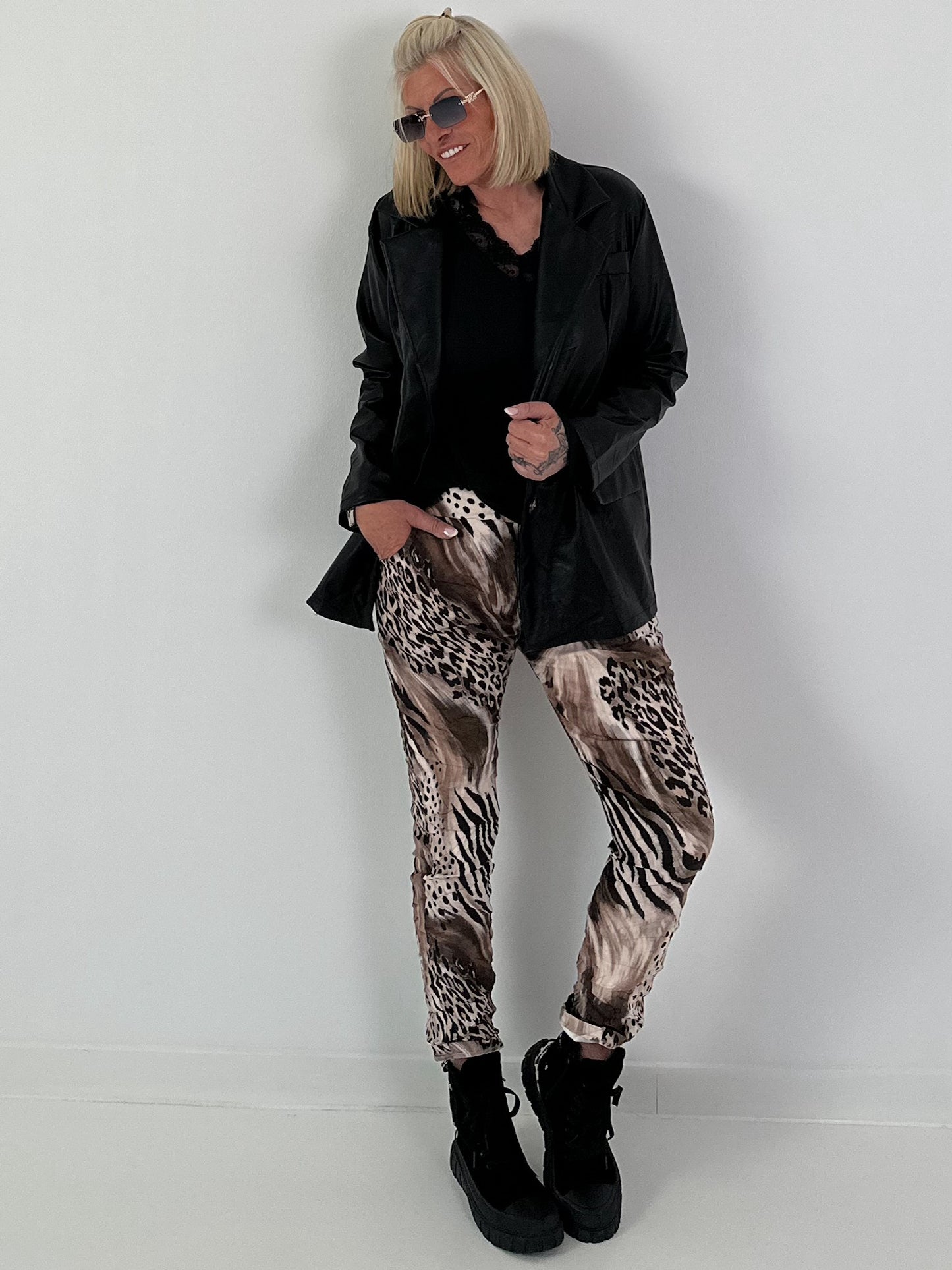 Hose in Wildleder-Optik mit Animal Print - mehrfarbig