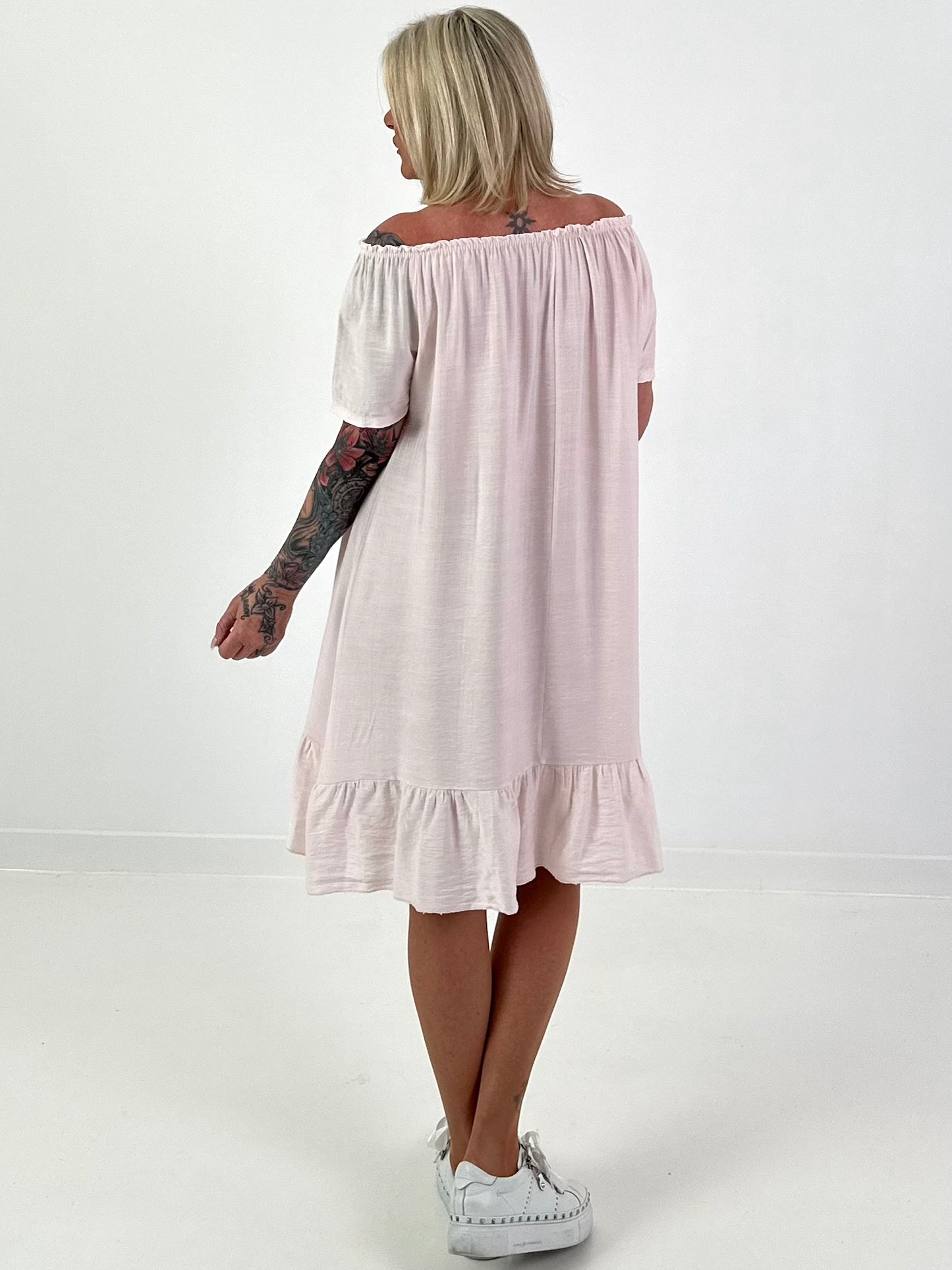 Kleid mit kurzen Ärmeln und Volant - rosa