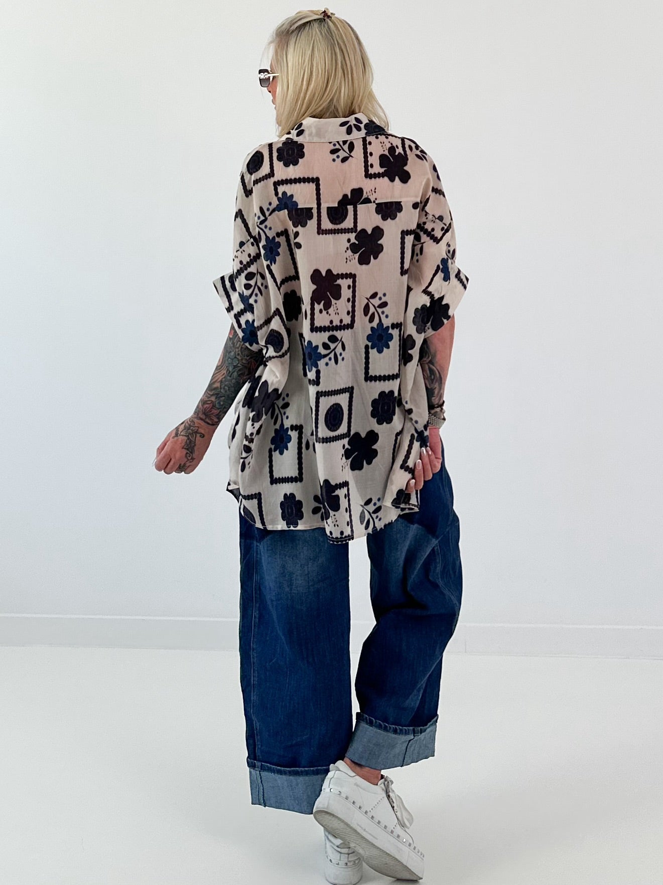 Leichte oversized Bluse mit Muster - beige- schwarz-blau