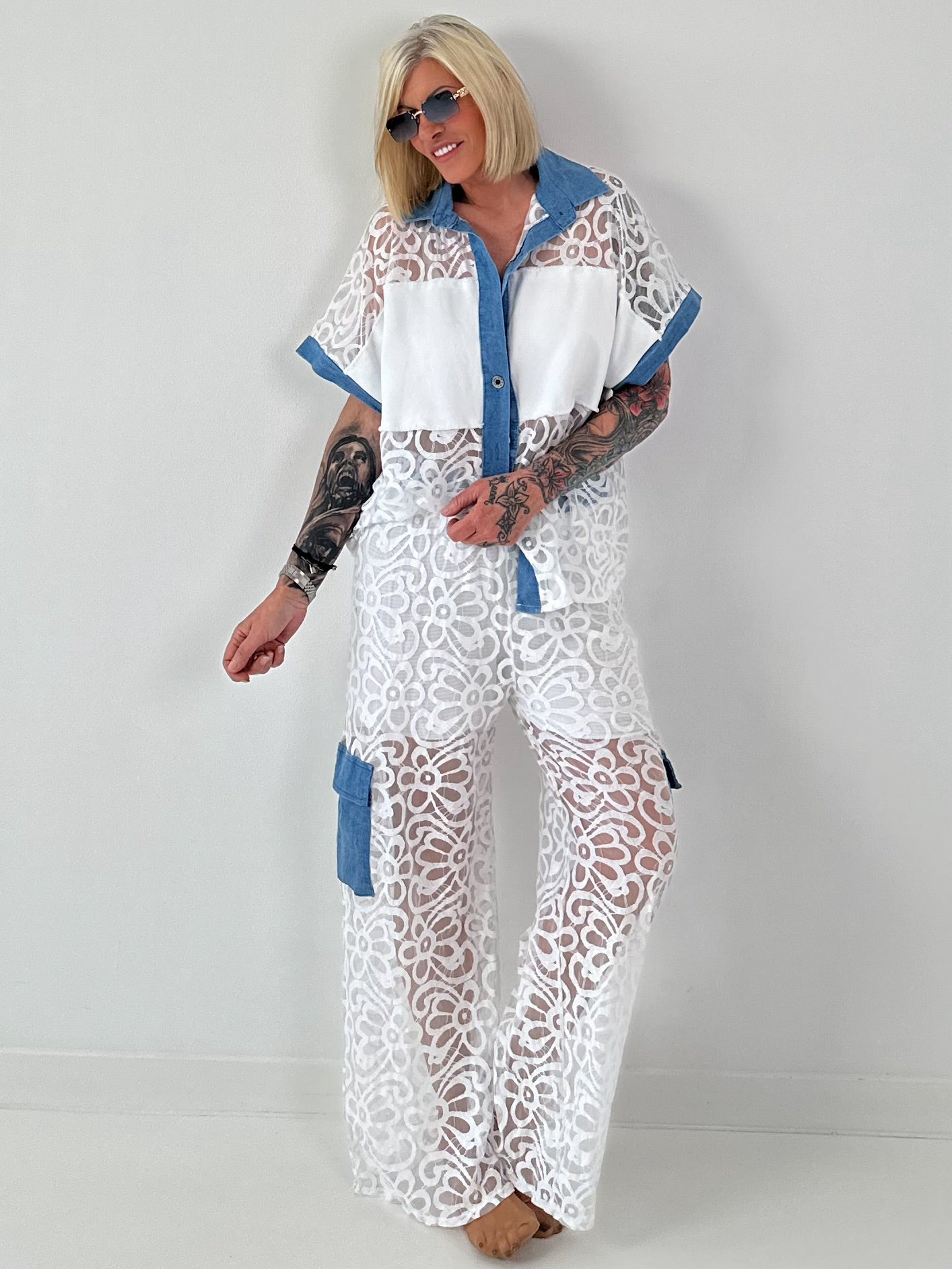 Ausgefallener Zweiteiler mit aufwendigen Denim Details- weiss
