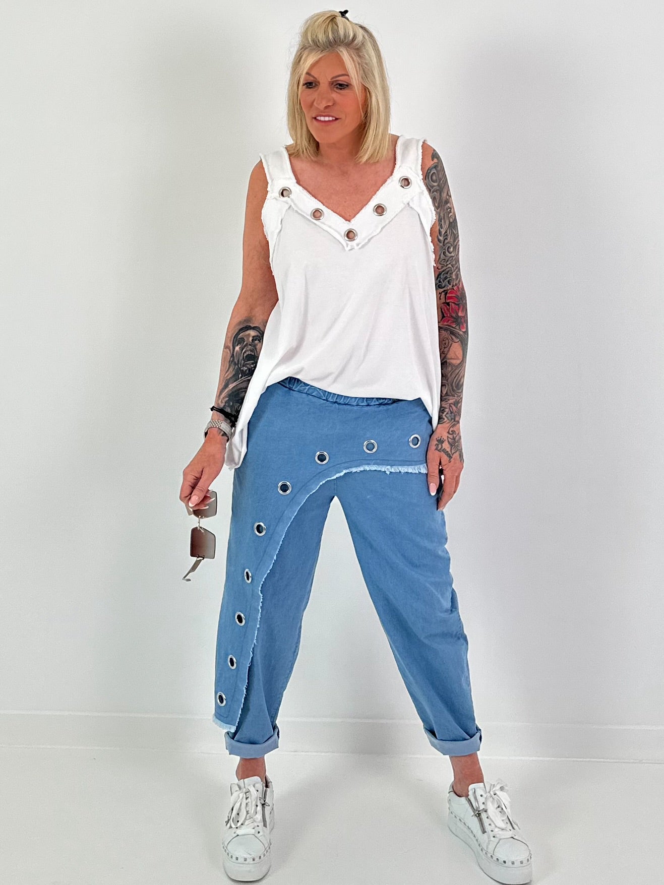 Jeanshose mit silbernen Ösen - hellblau