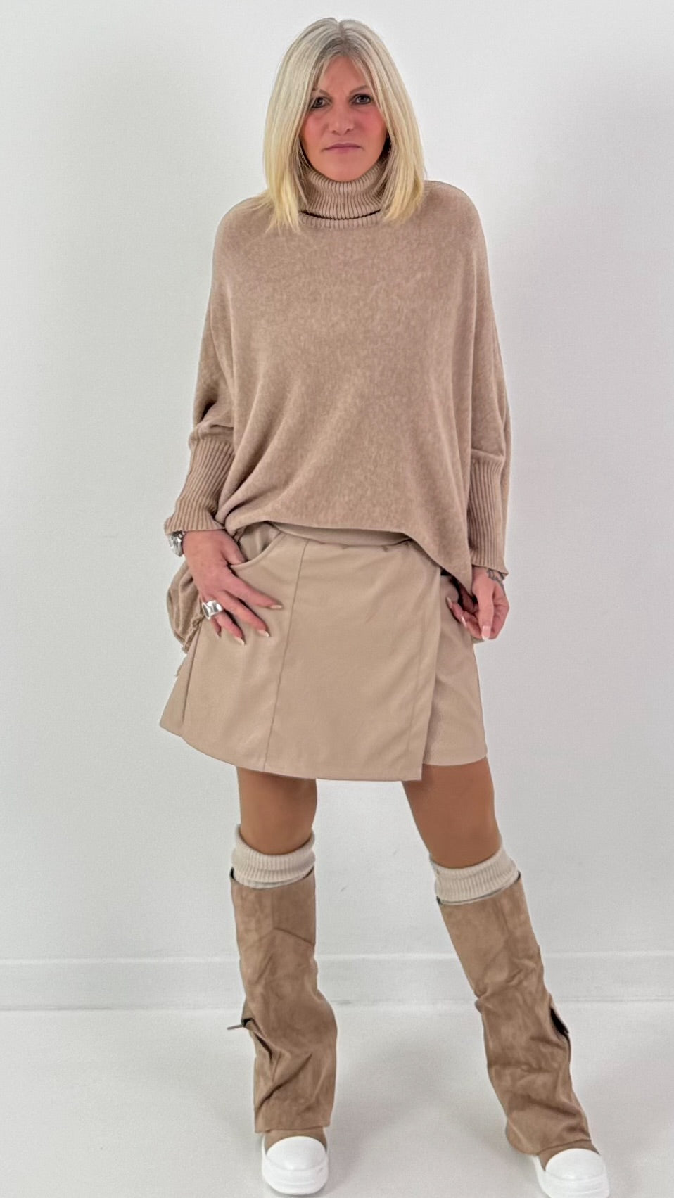 Oversized Pullover Modell "Relaxed Chic" - beige