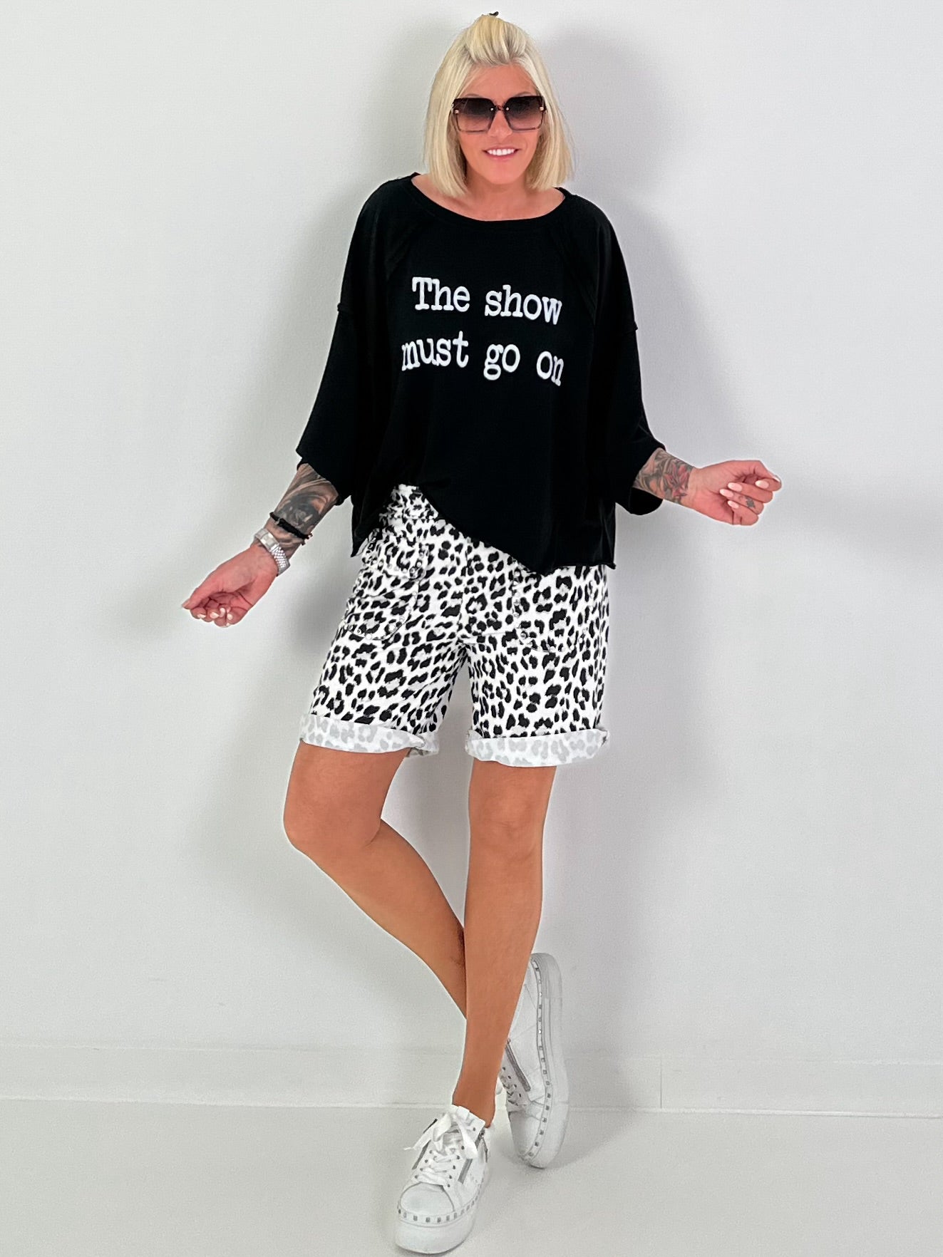 Oversized Shirt Show Must Go On - schwarz