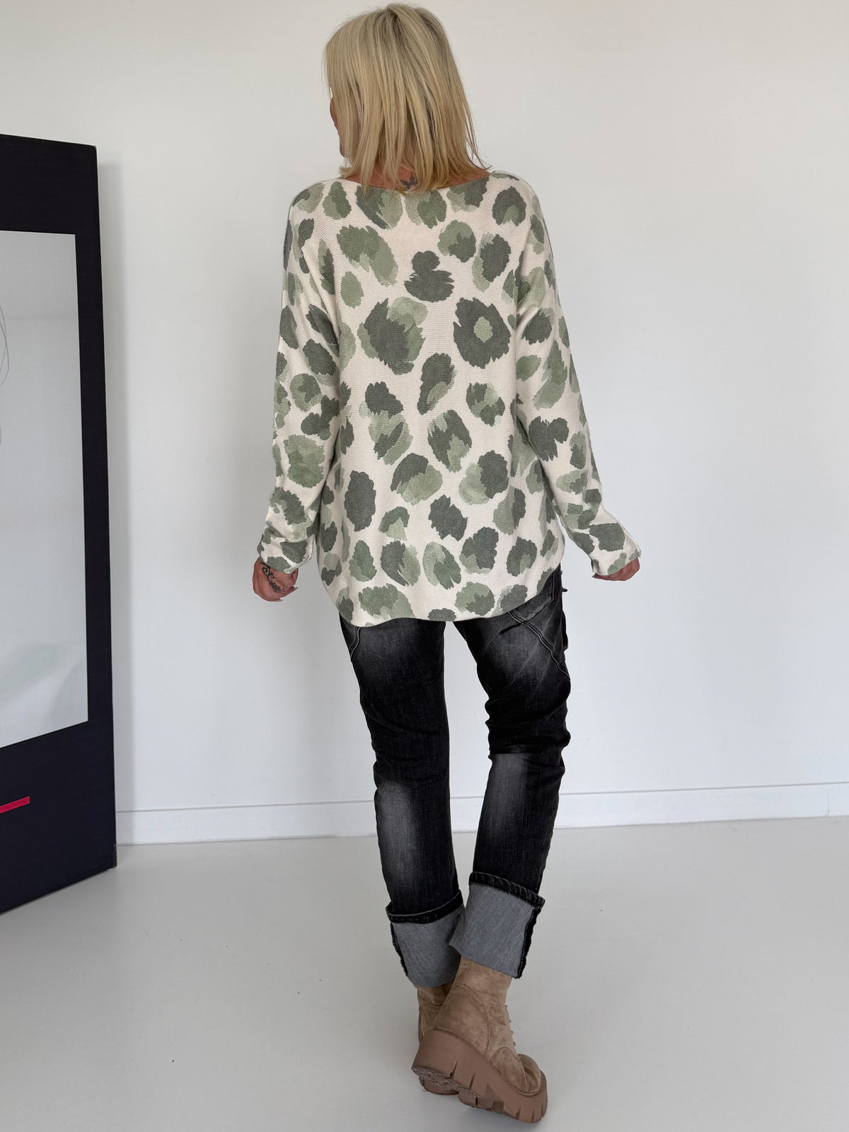 Pullover mit V-Ausschnitt und Leo-Print - leo-oliv