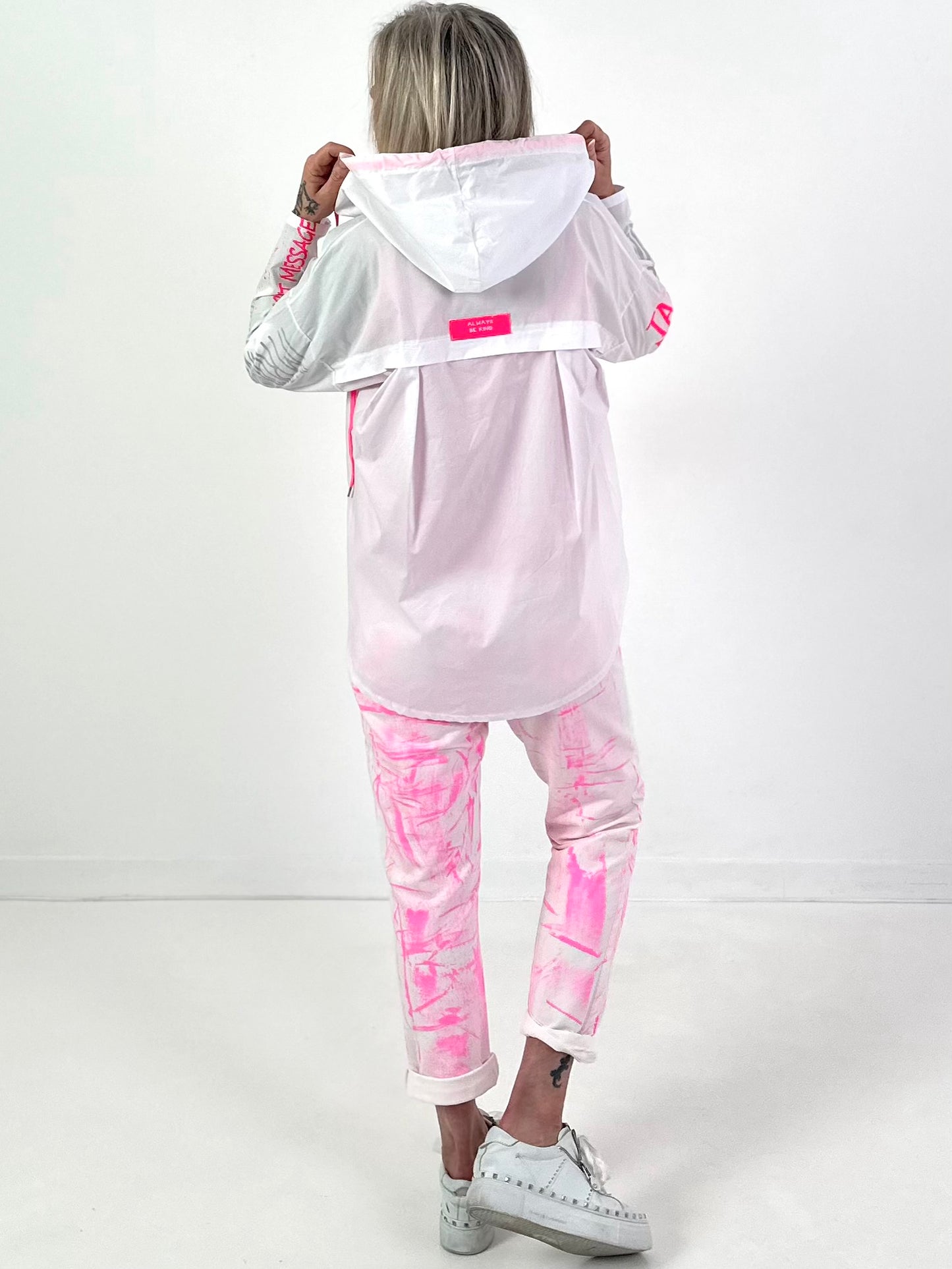 Bluse mit Statement-Prints - weiss-neonpink
