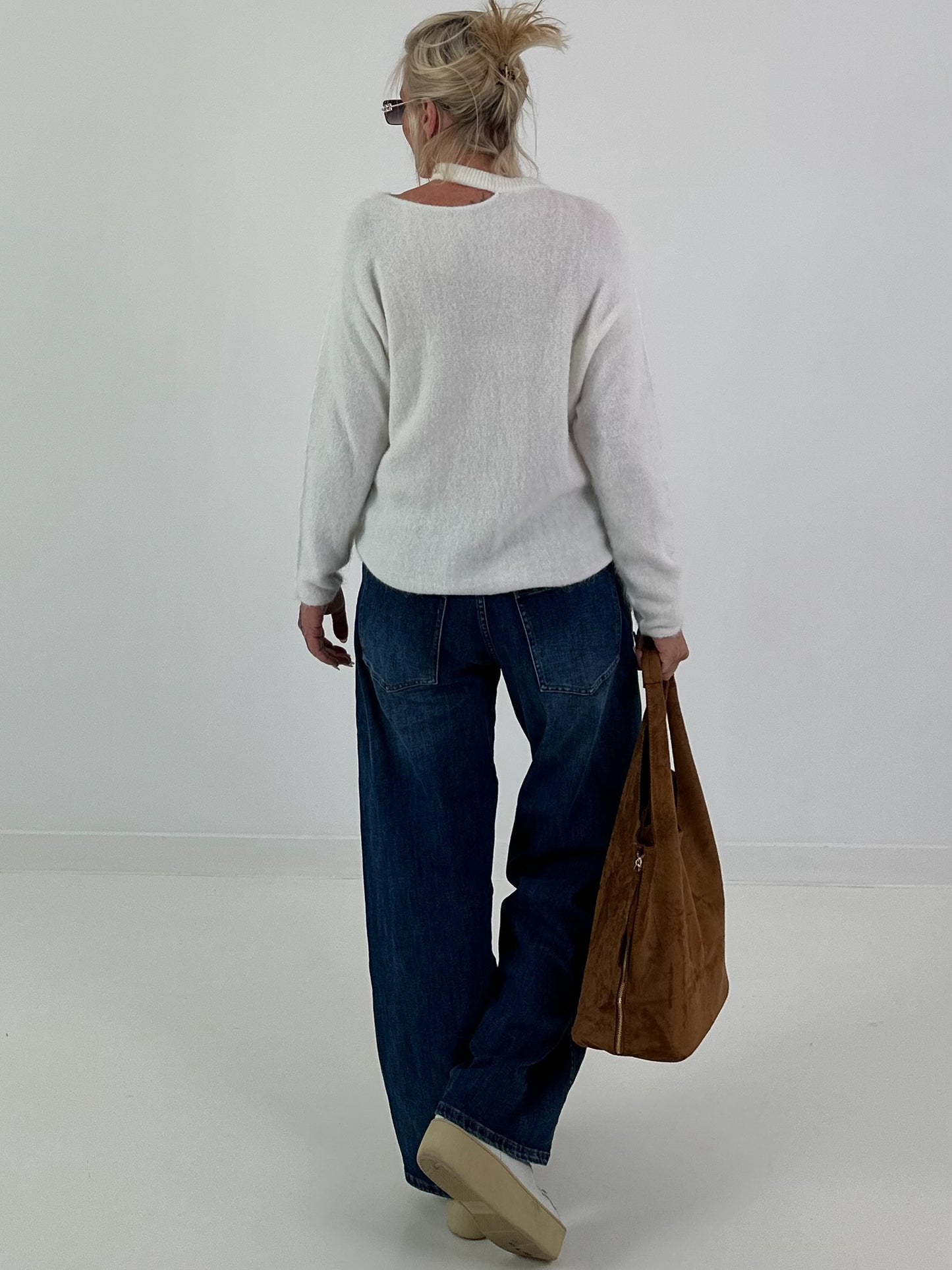 Knit sweater with cut-out - white