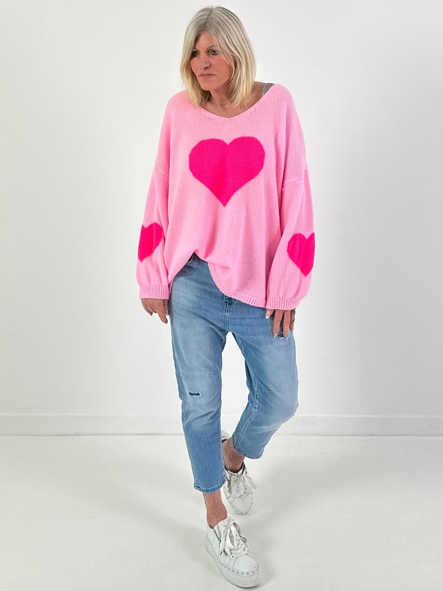 Oversized Pullover Modell "Heart Flair" - rosa
