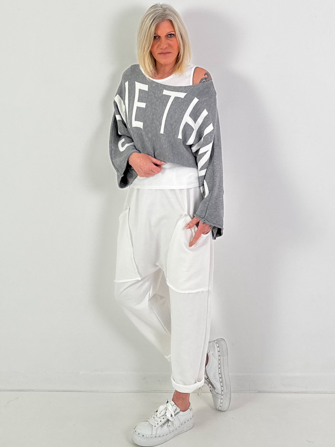 Cropped sweater model "Something" - grijs-wit