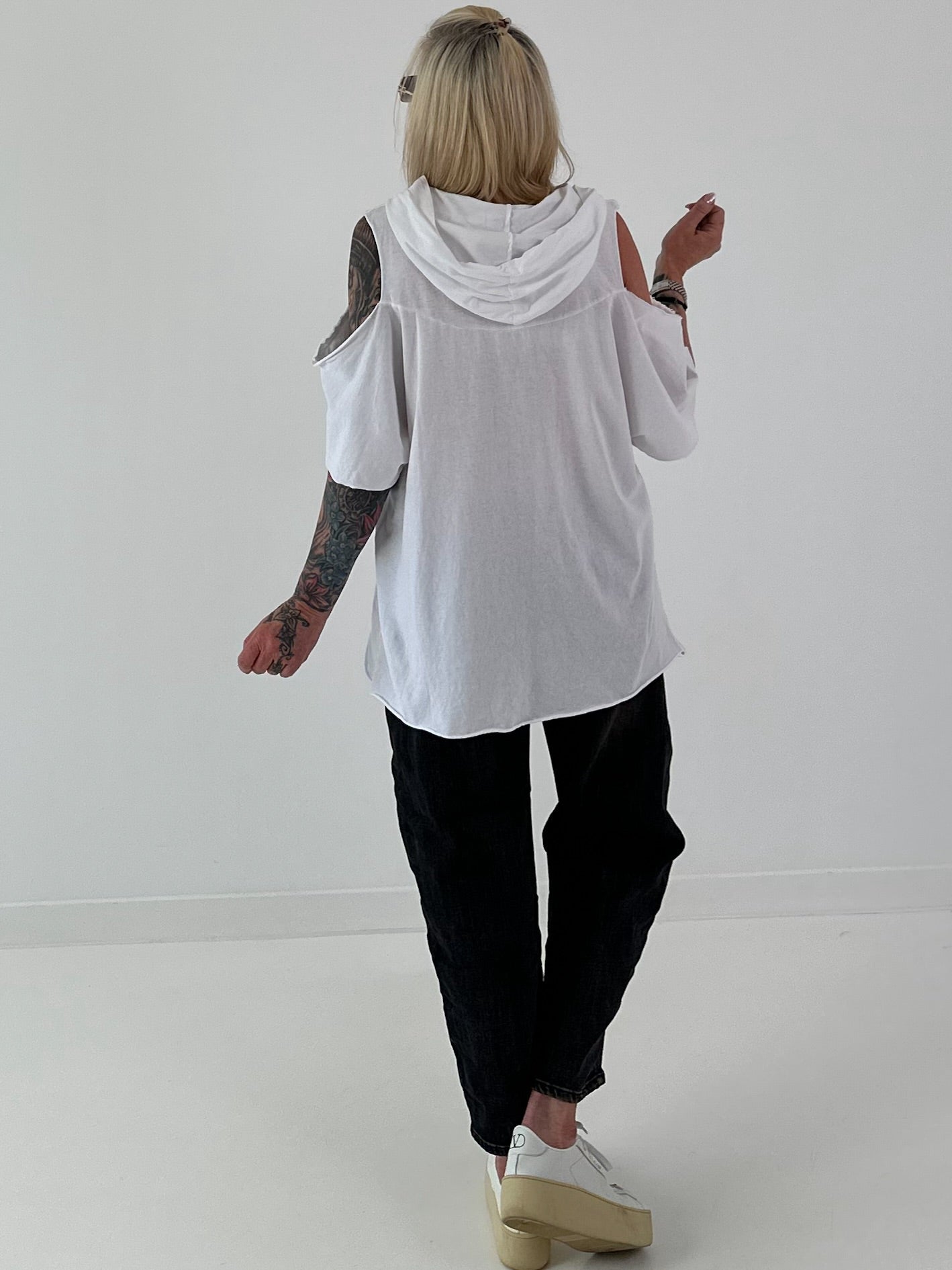Hoodie Shirt mit Cut Out Shoulder - weiss
