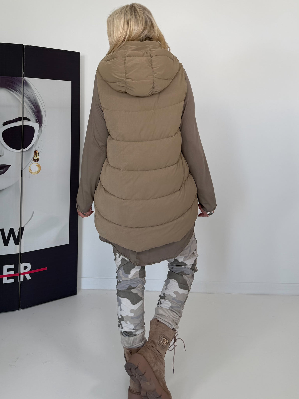 Weste mit schimmerndem Finish und Kapuze - taupe