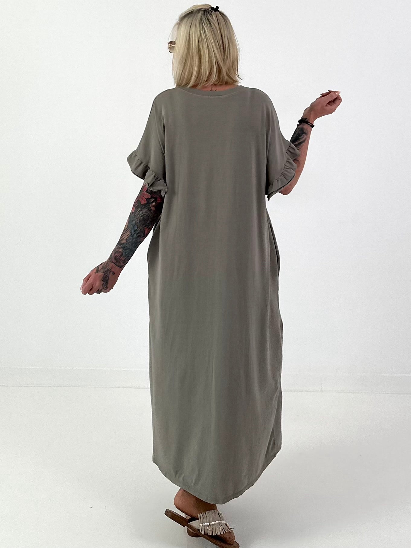 Langes Kleid mit kurzen Rüschen-Ärmeln - taupe