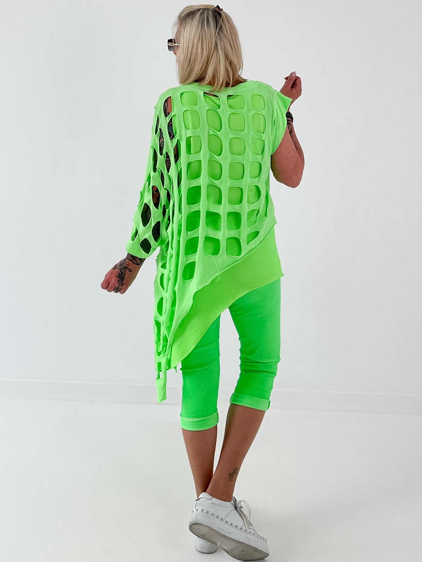 Shirt mit All-Over Cut-Outs und Ösen - neongrün