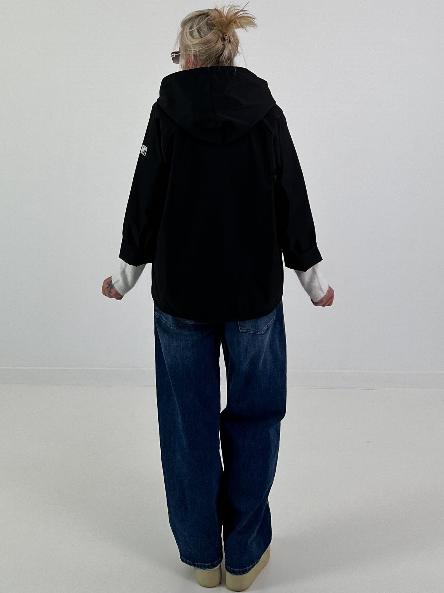 Lightweight hooded jacket - black