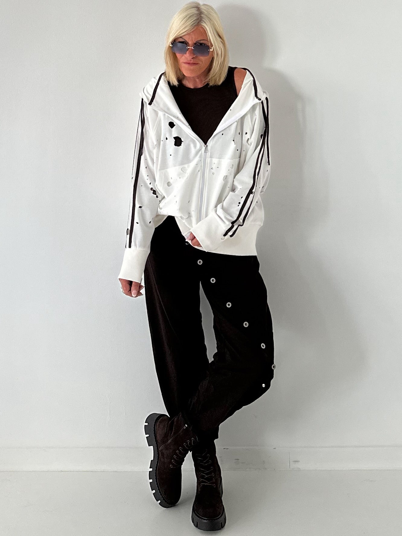 Stylische Sweatshirt Jacke mit großem Rückenpatch Dog - weiss