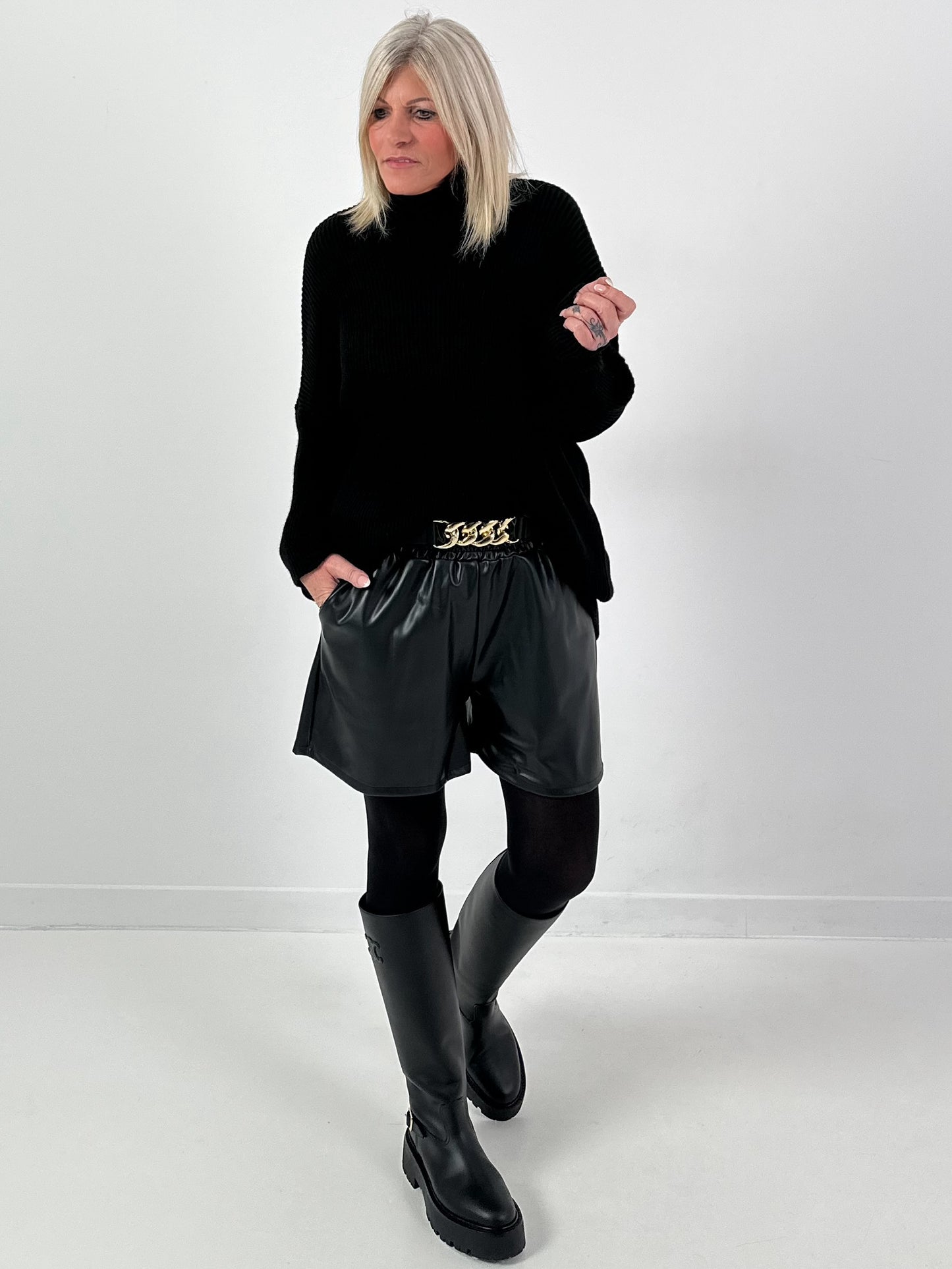 Shorts in Lederoptik Modell "Chain Affair" - schwarz