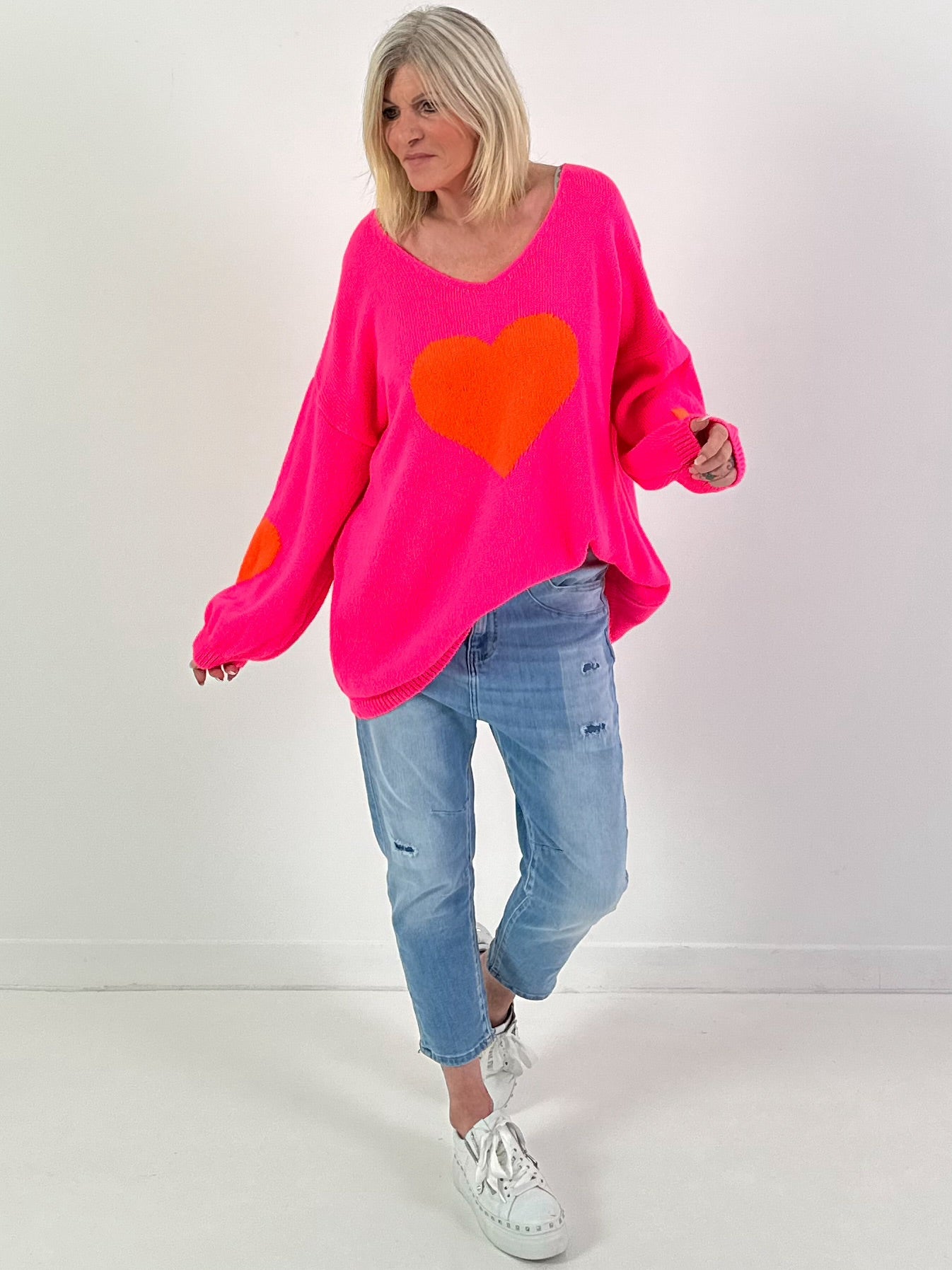 Oversized Pullover Modell "Heart Flair" - neonpink