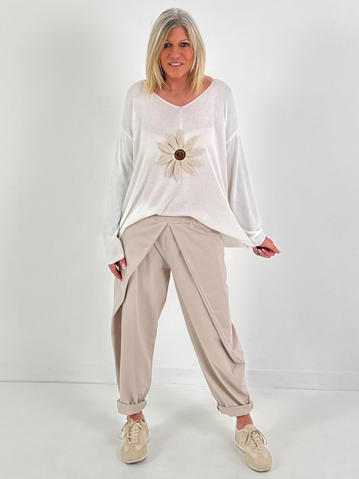 Pullover mit Häkelblume - weiss