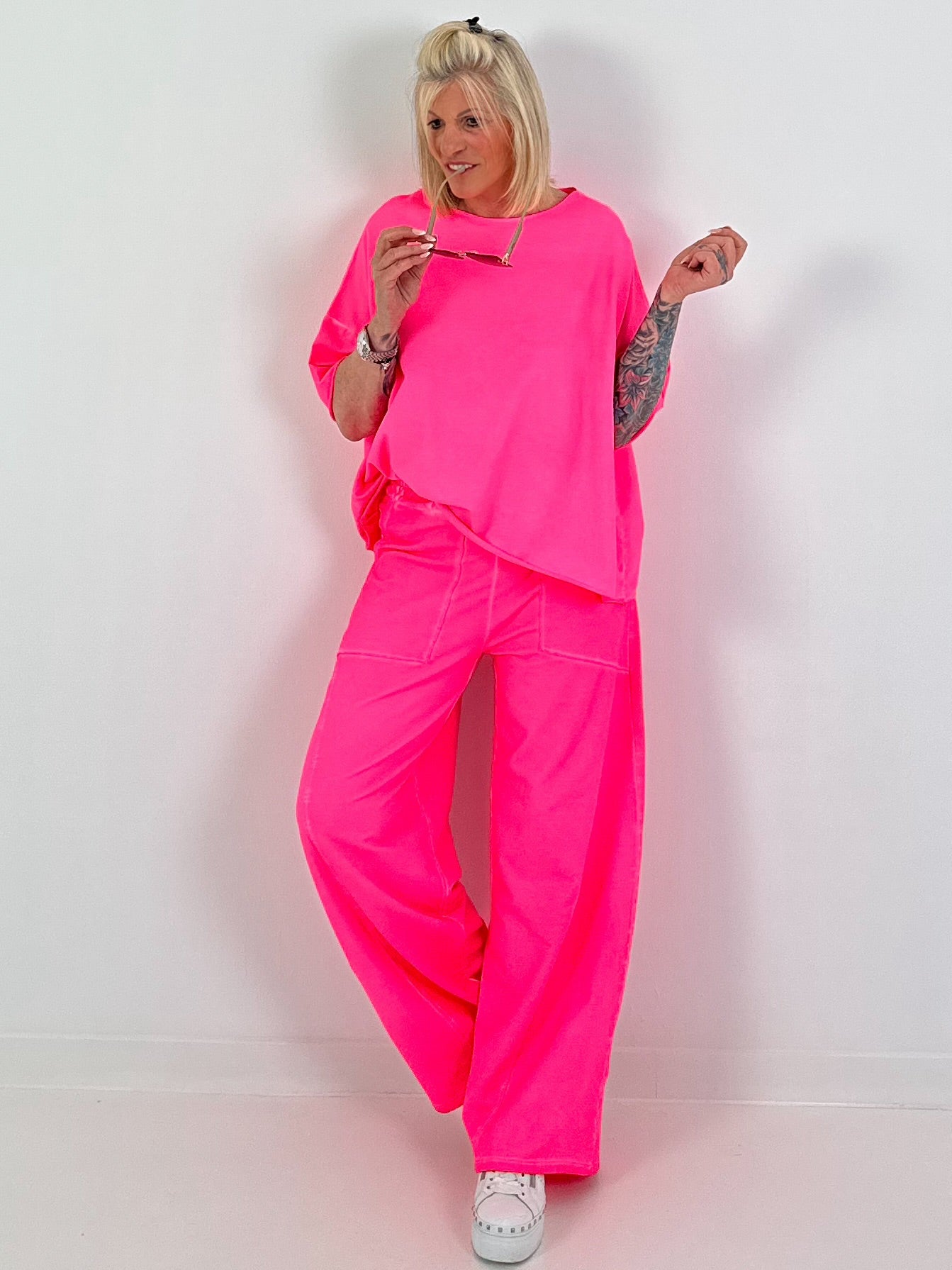 Sweatpants with large side pockets - neon pink