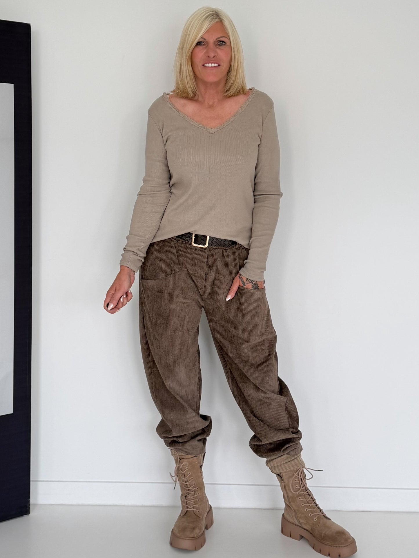 Cordhose mit Gürtel - taupe (lieferbar ab ca. 18.09.26)