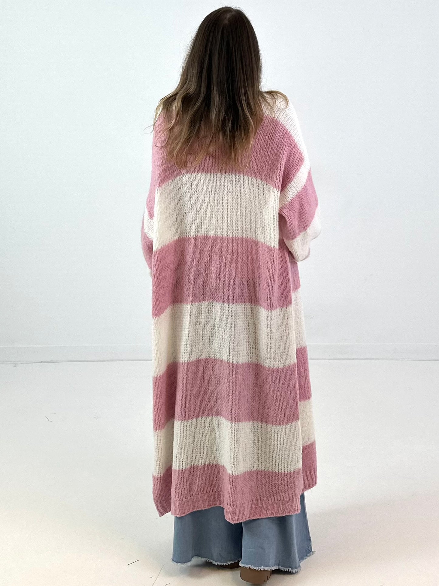 Maxi gebreide jas model "Soft Stripe" - roze-wit