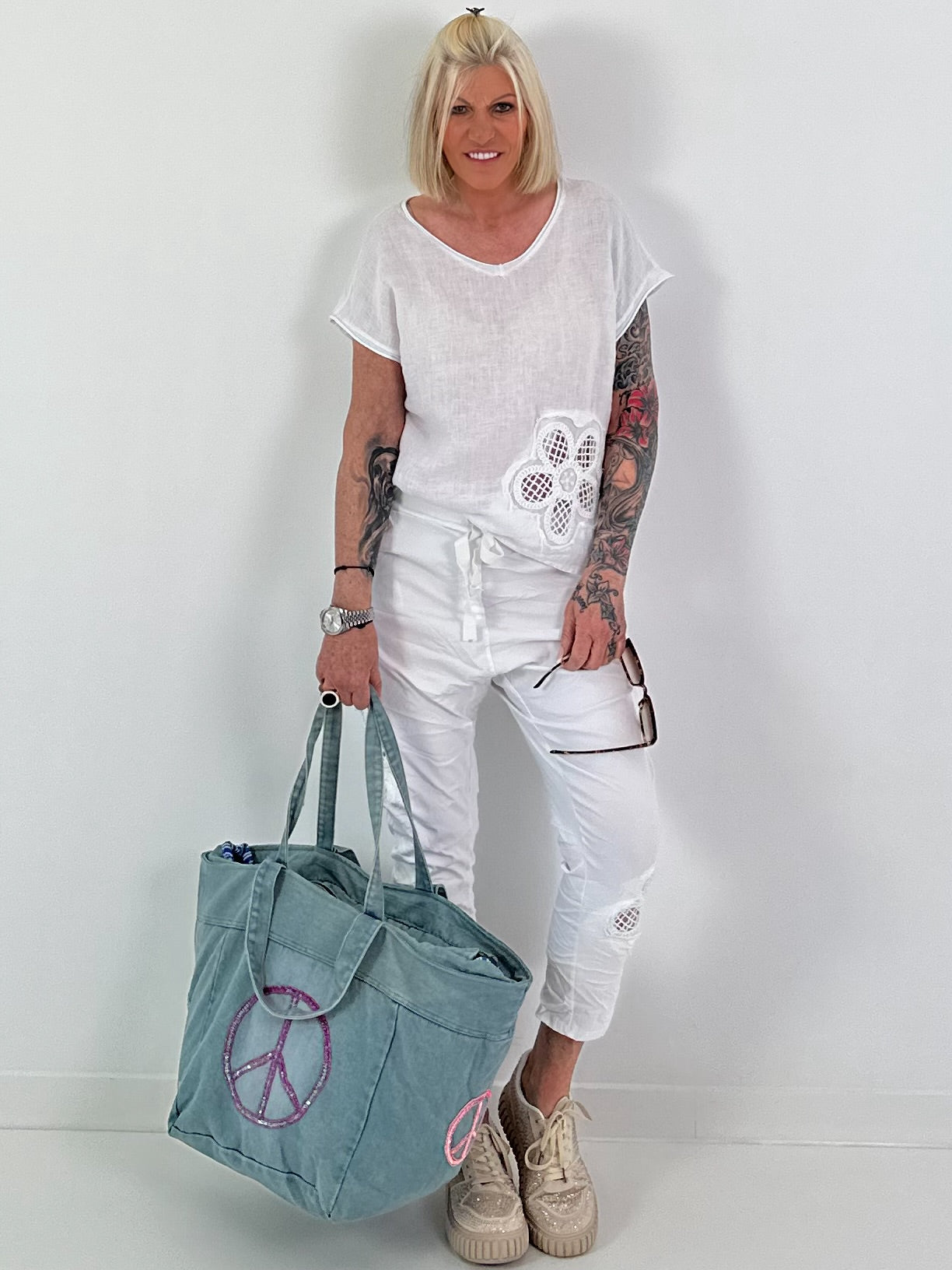 Baggy/Boyfriend Hose mit seitlichen Häkelblumen - weiss