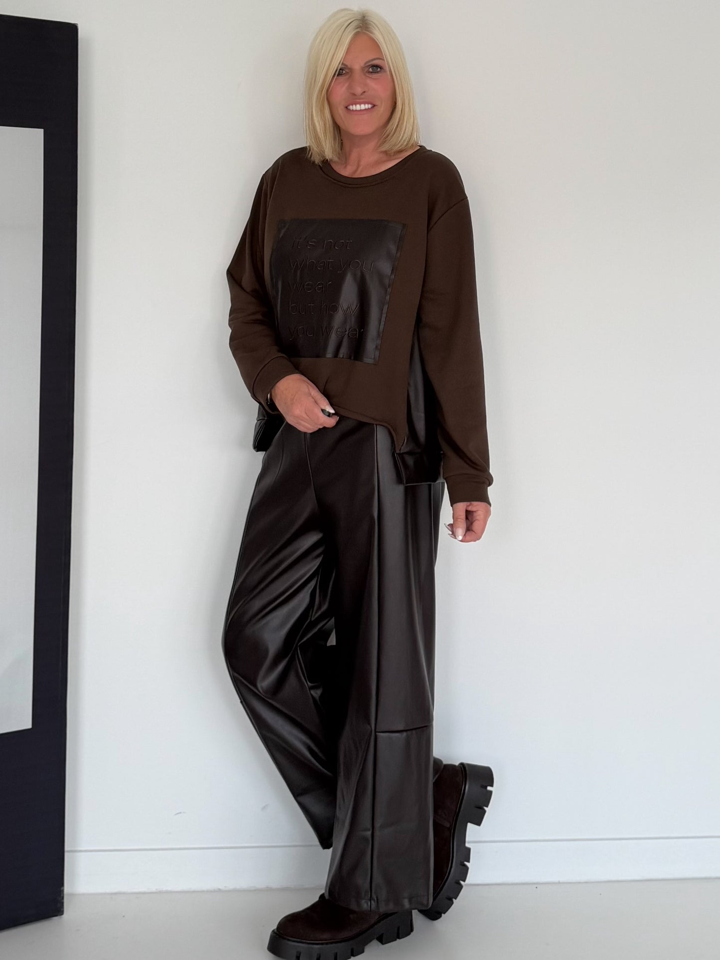 Vegane Lederhose mit weitem Bein - mokka