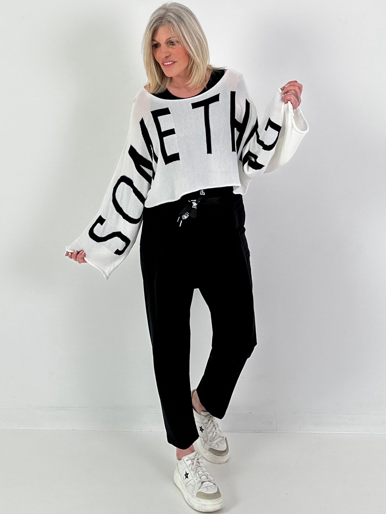 Trousers with wide pleats - black