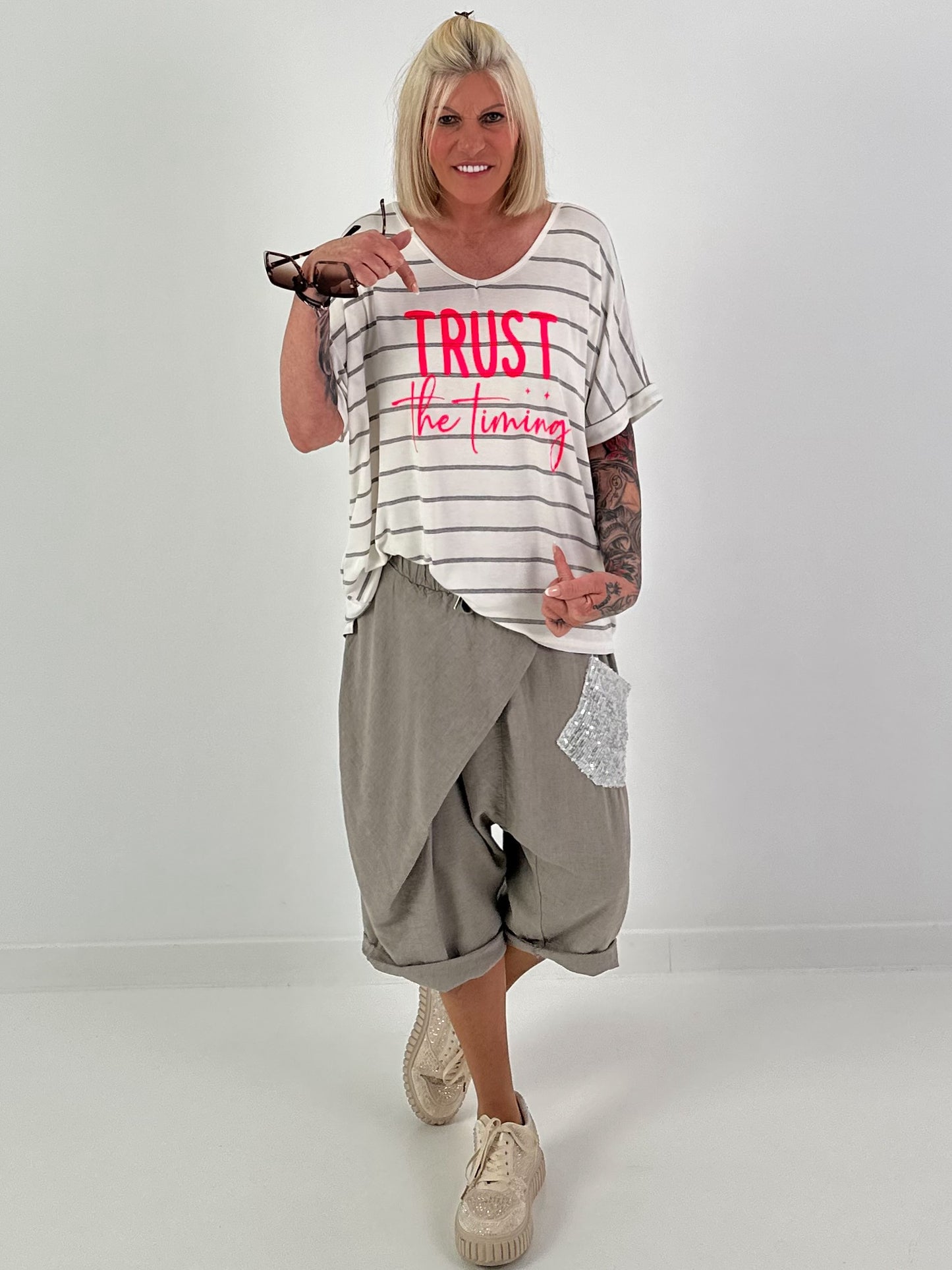 T-Shirt Trust the Timing - ecru-schwarz
