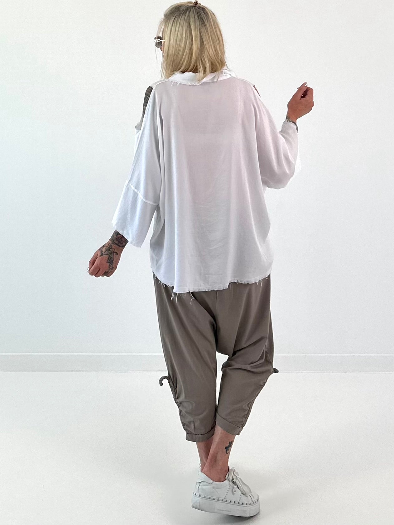 Blouse met cold shoulder en gerafelde zomen - wit