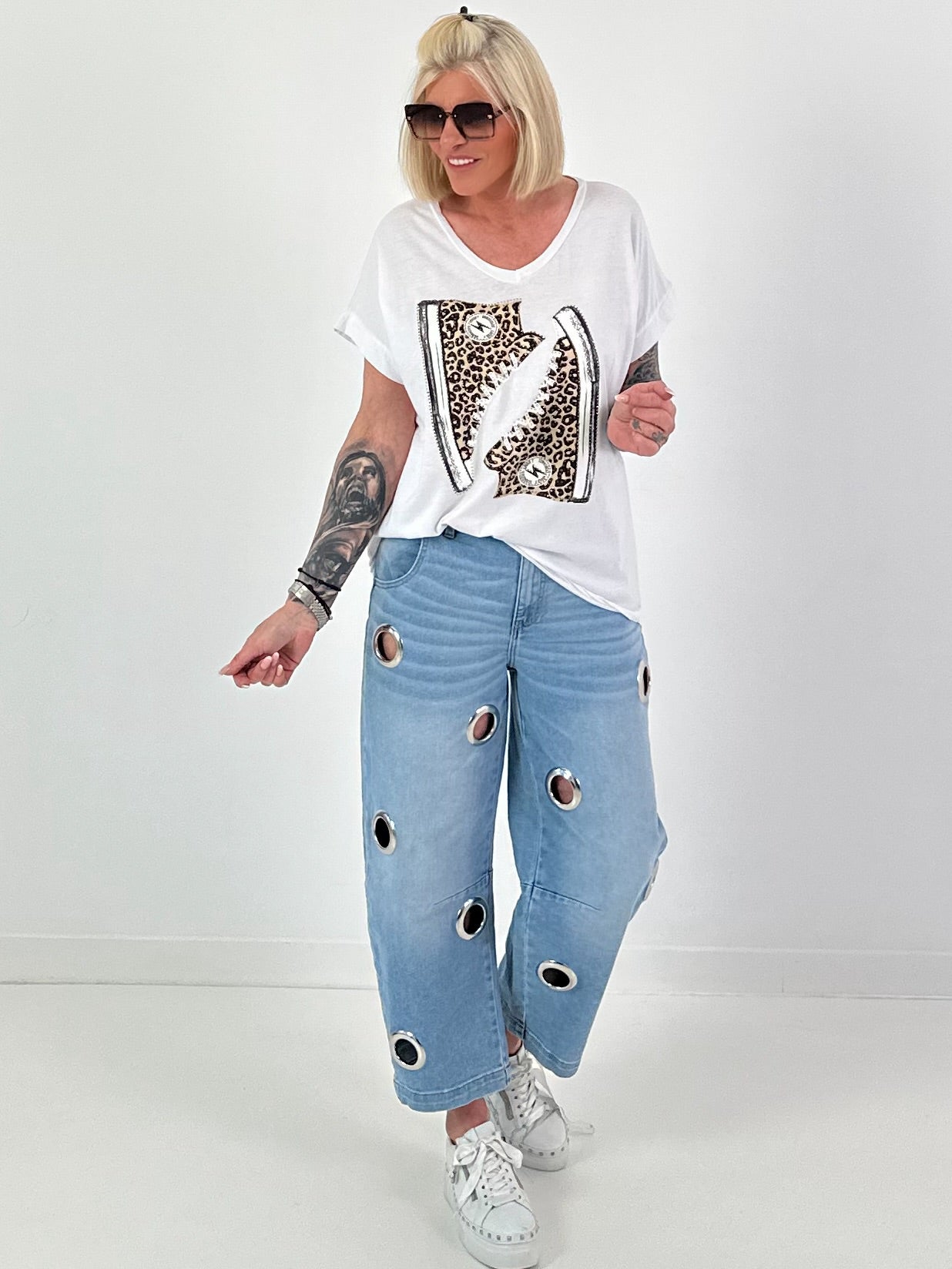 T-Shirt mit Leo Schuhprint - weiss