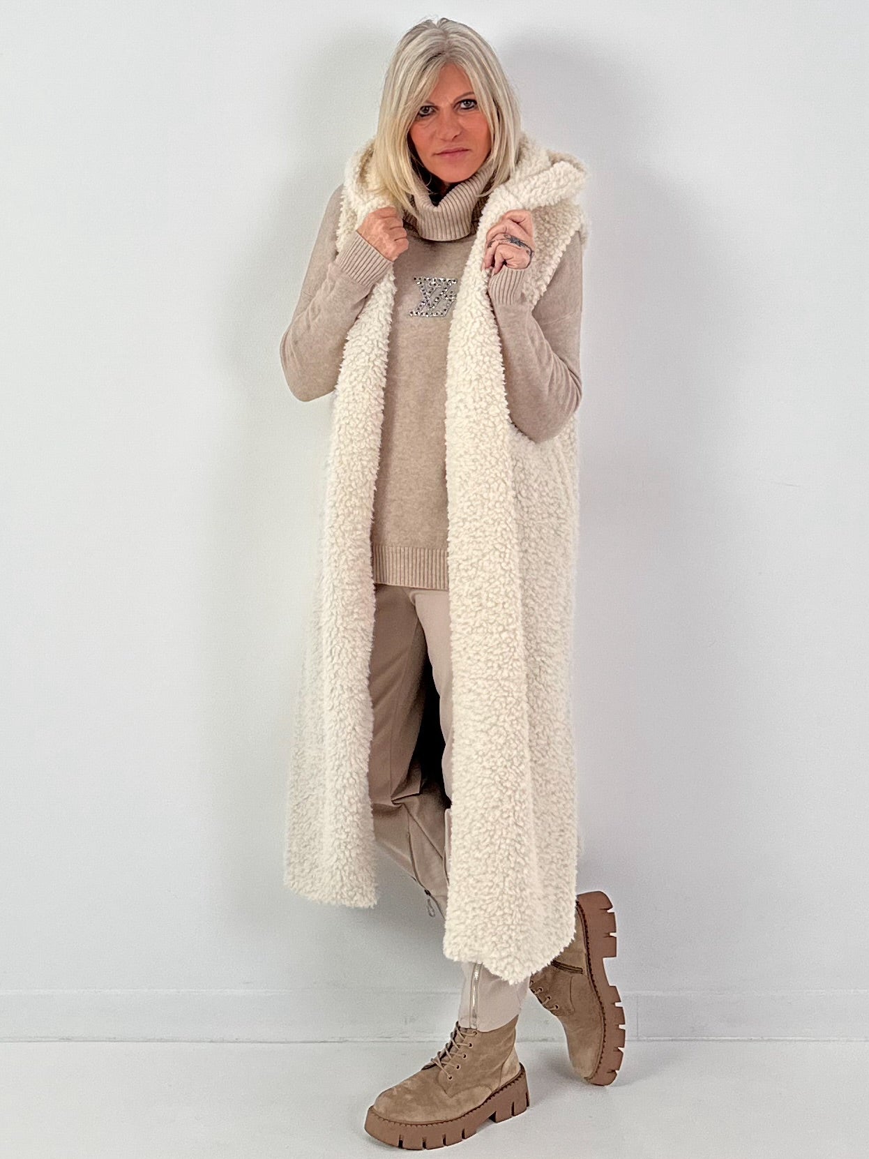 Long vest model "Leo Layers" - ecru