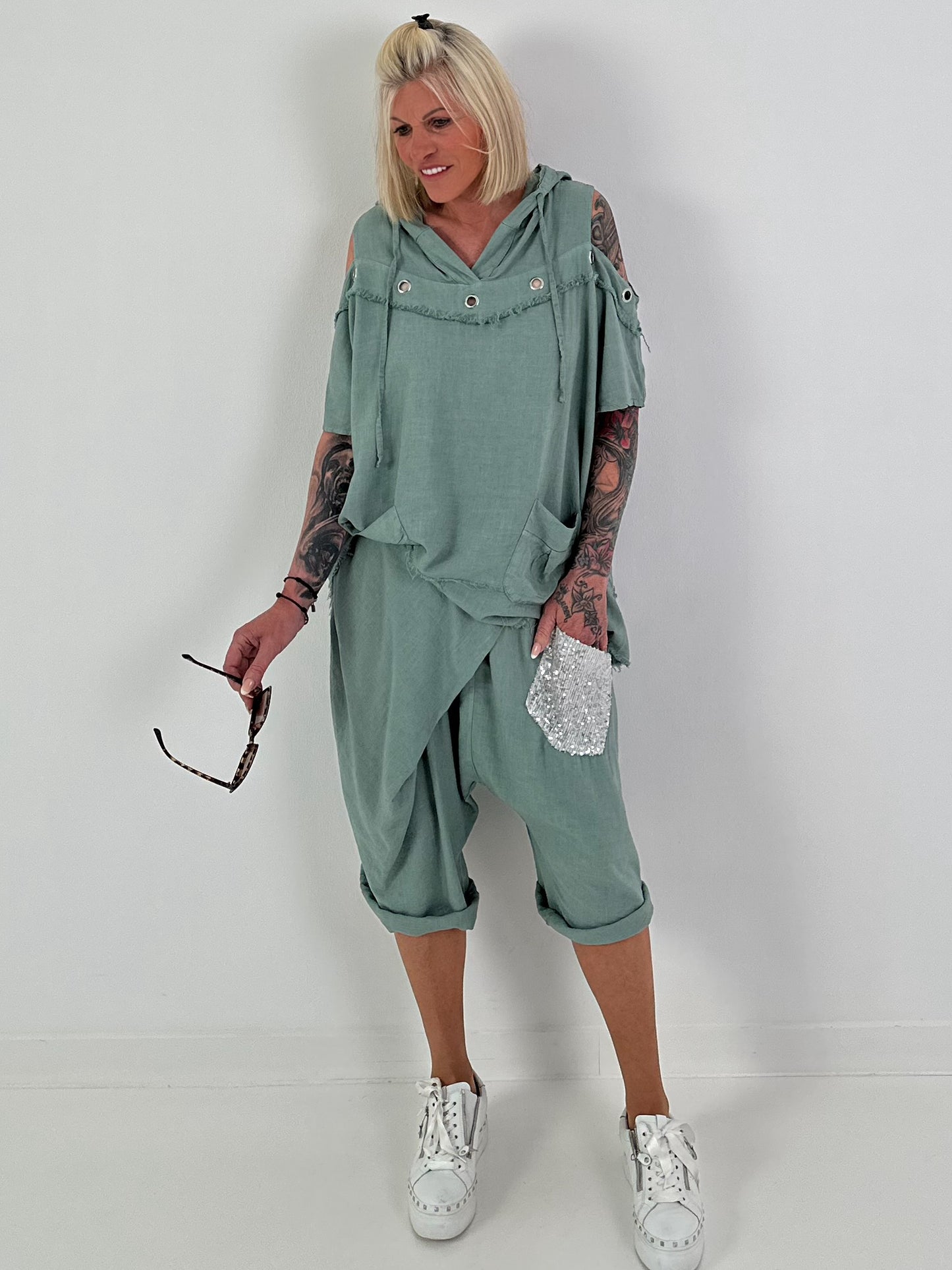 Kurze Leinen Baggy mit Überwurf und Paillettendetails - khaki