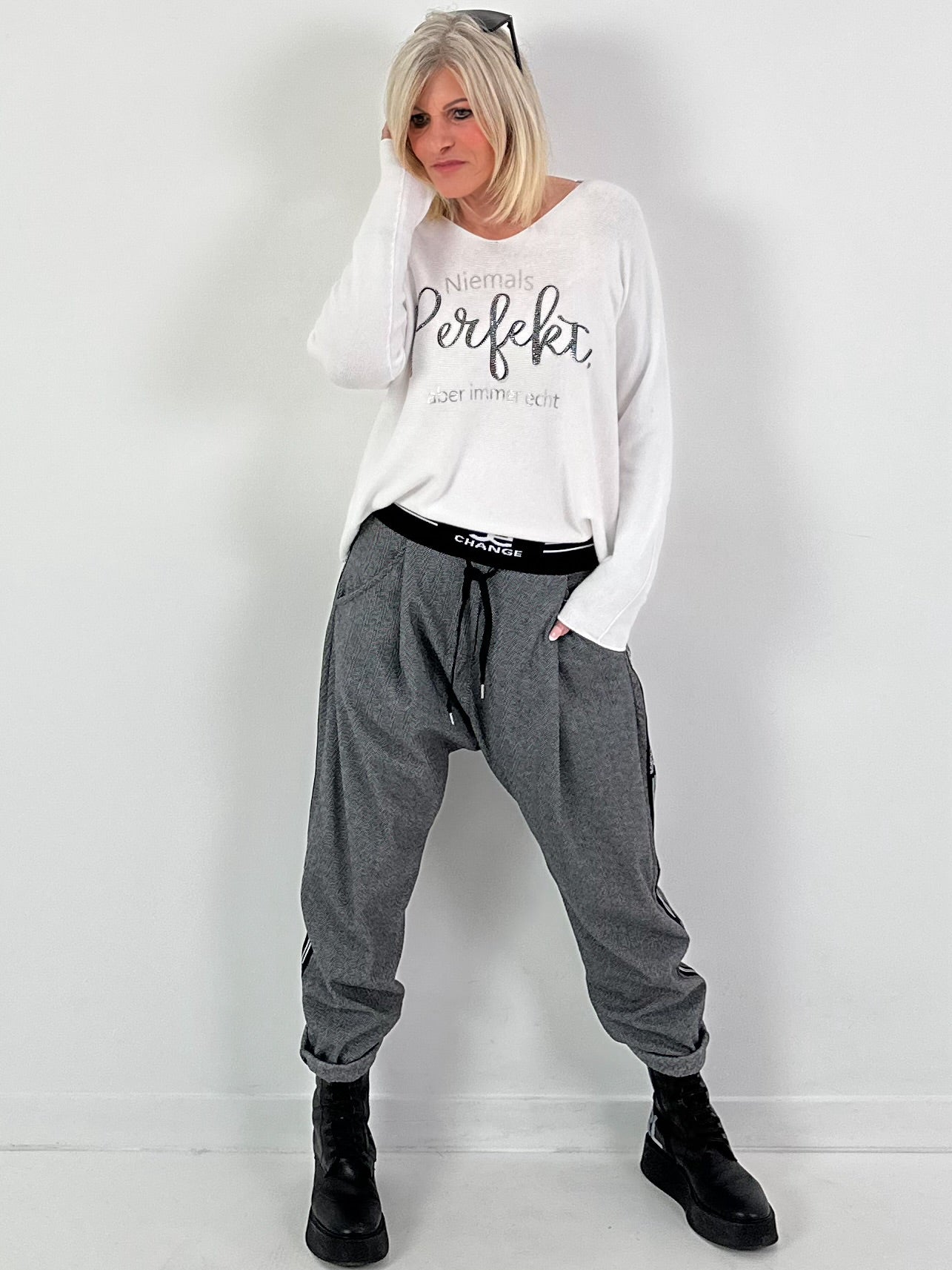 V-neck pullover model "Always Authentic" - white