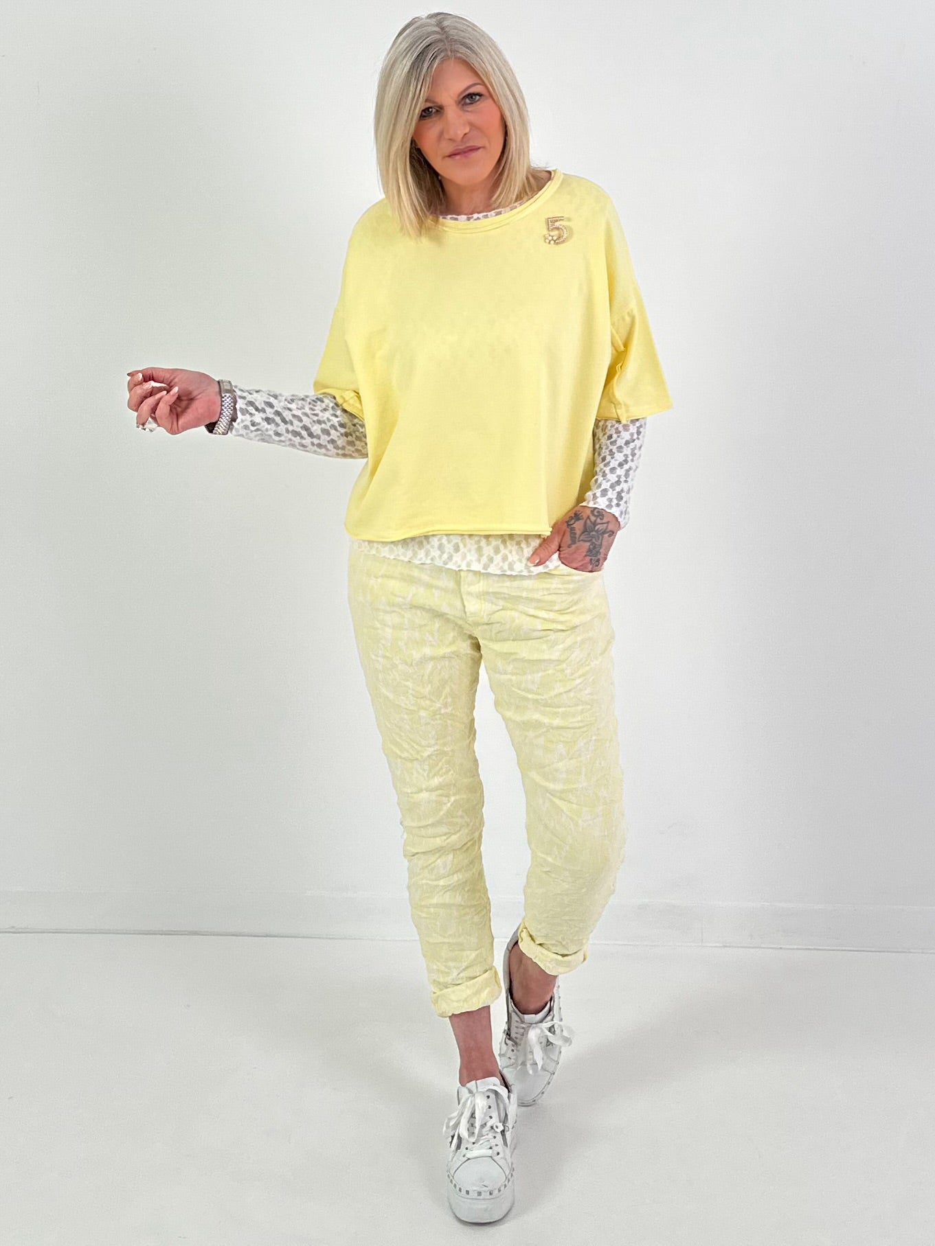 Shirt mit Brosche - gelb