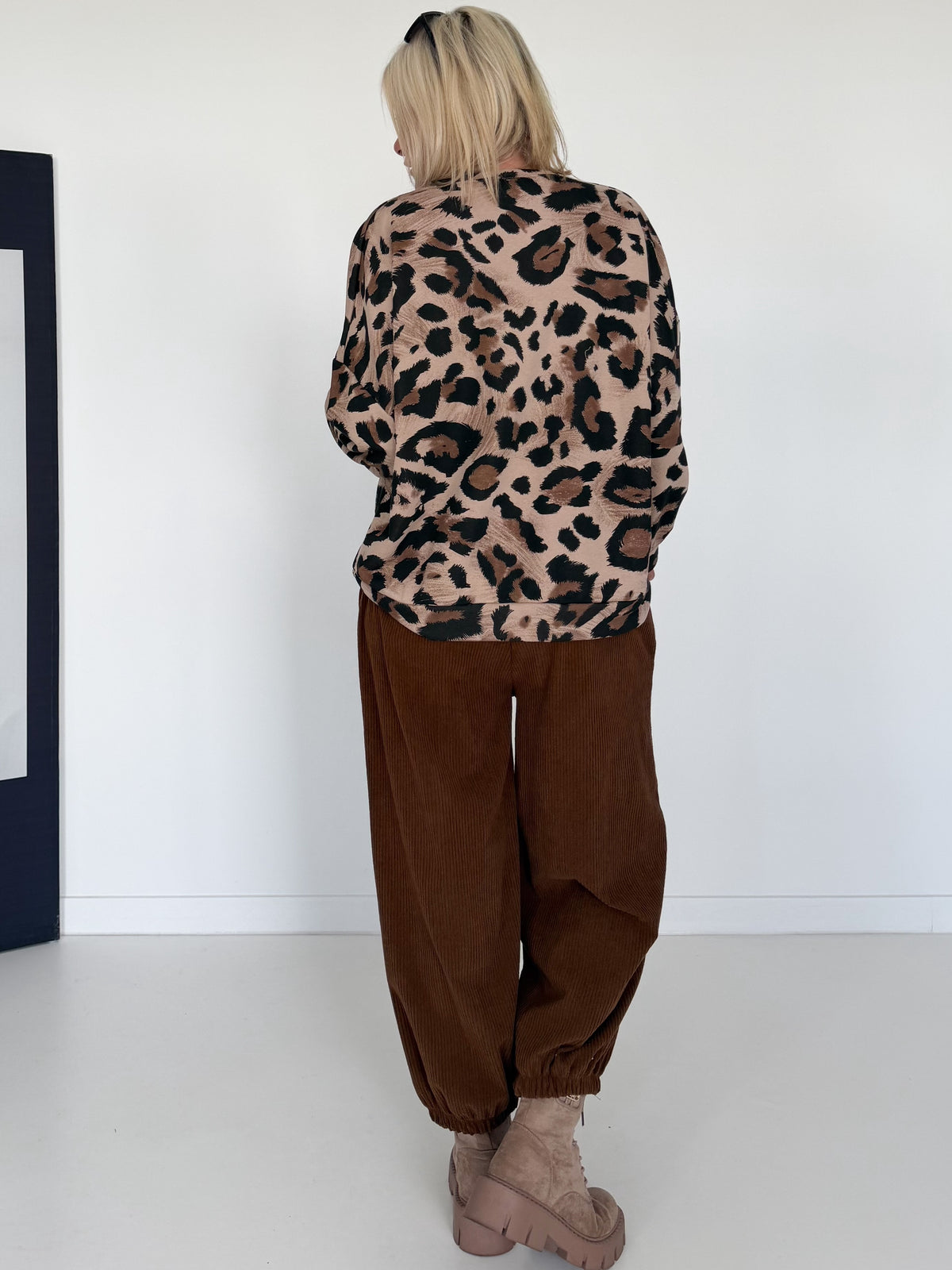 Sweater im Allover-Leo-Print mit Strass- und Glitzer Smileys - beige-mehrfarbig