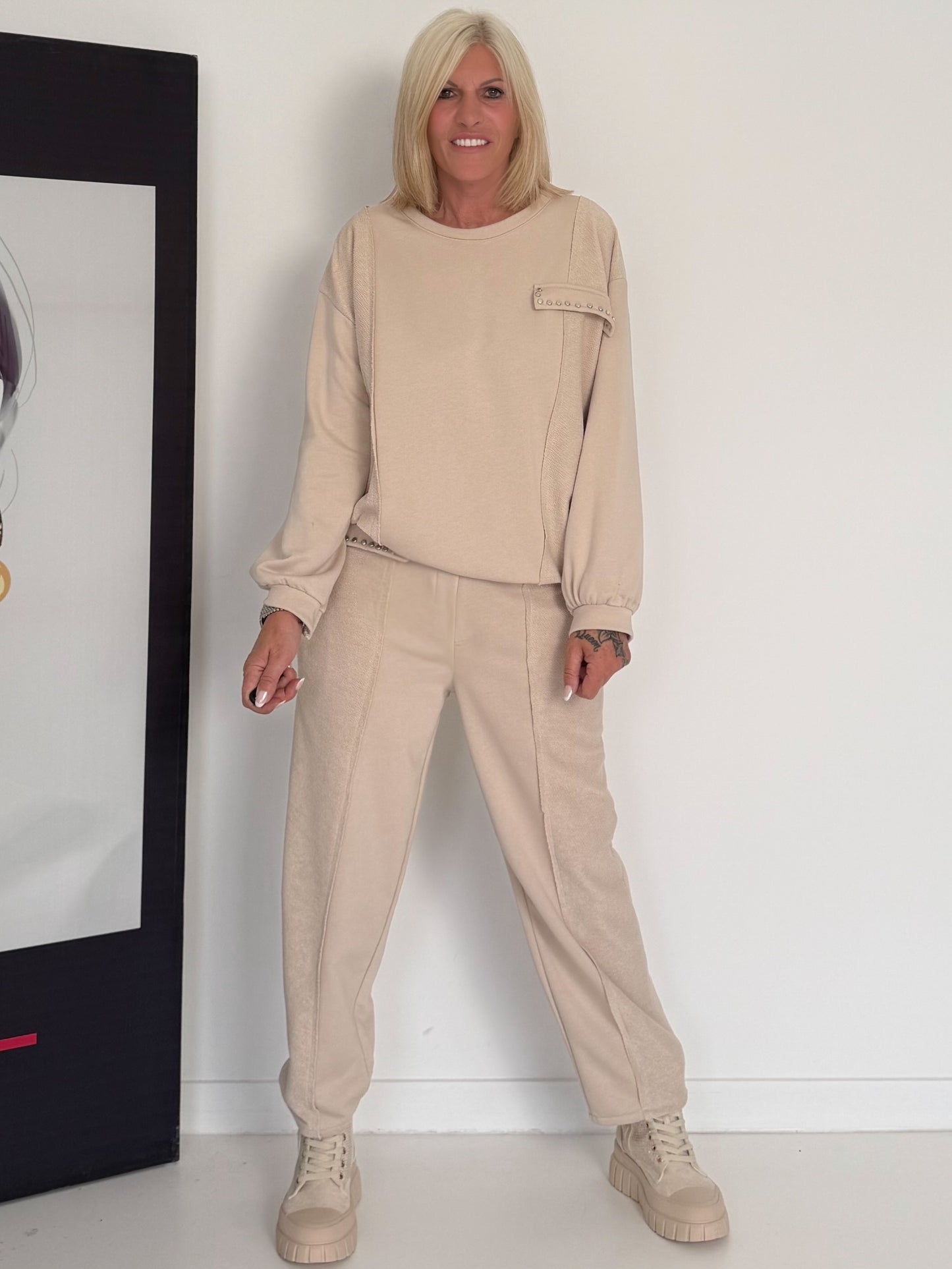 Trendiger Zweiteiler mit Nieten-Details - beige