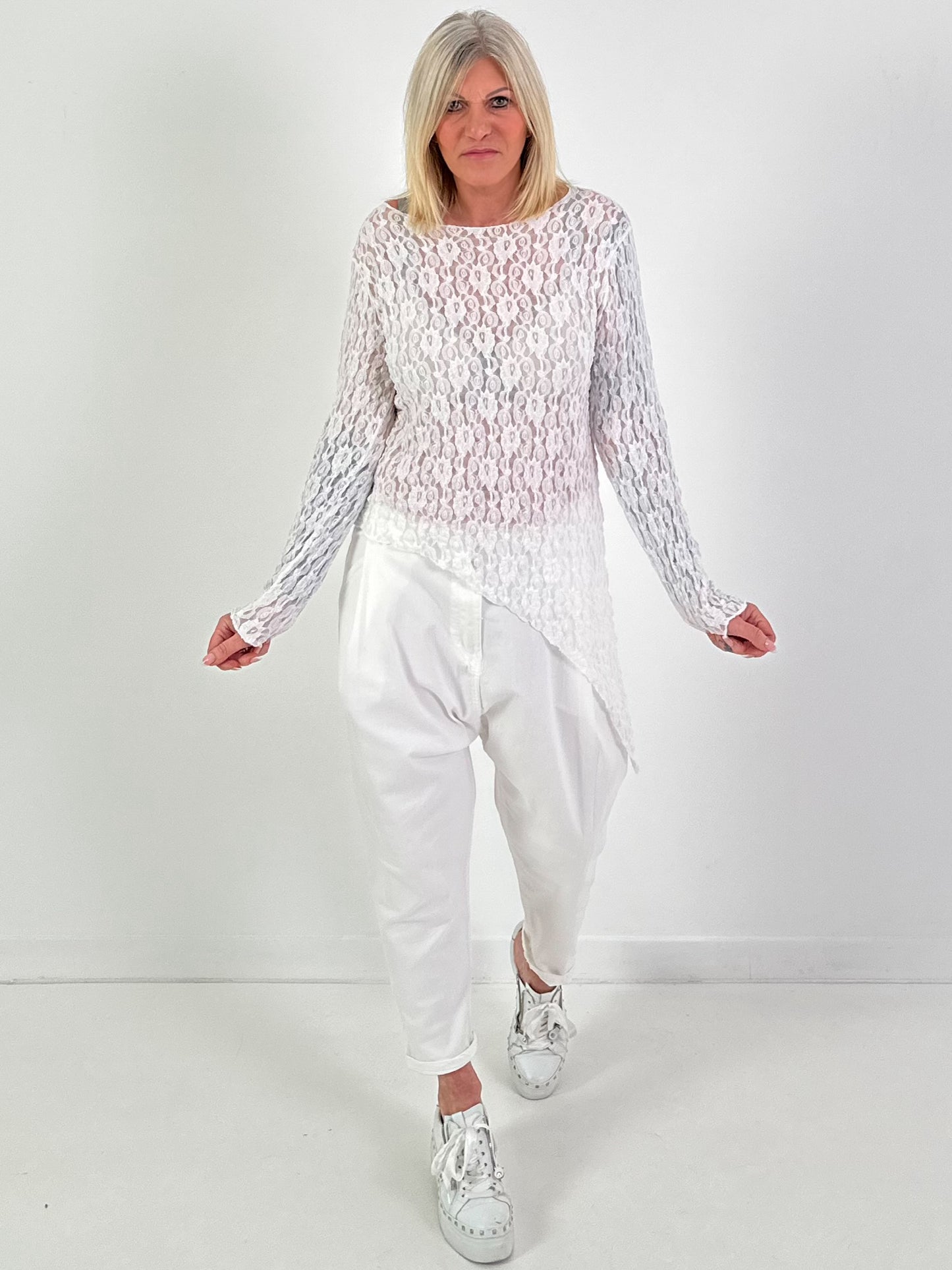 Asymmetrisches Shirt Modell "Lace Layer" - weiss ( lieferbar ab ca. 11.12.25)