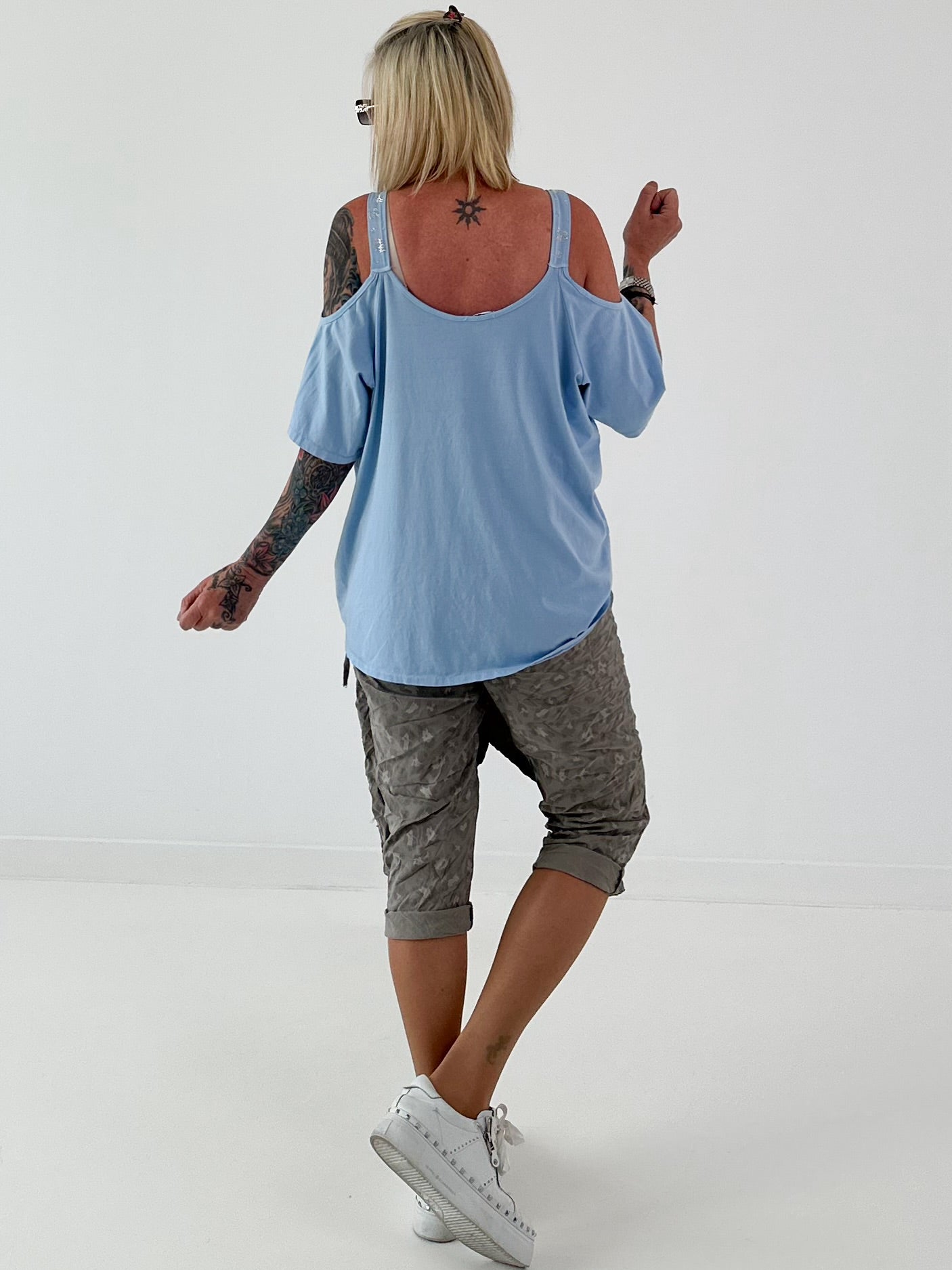 Shirt mit Cold Shoulder und Leo Strass - hellblau