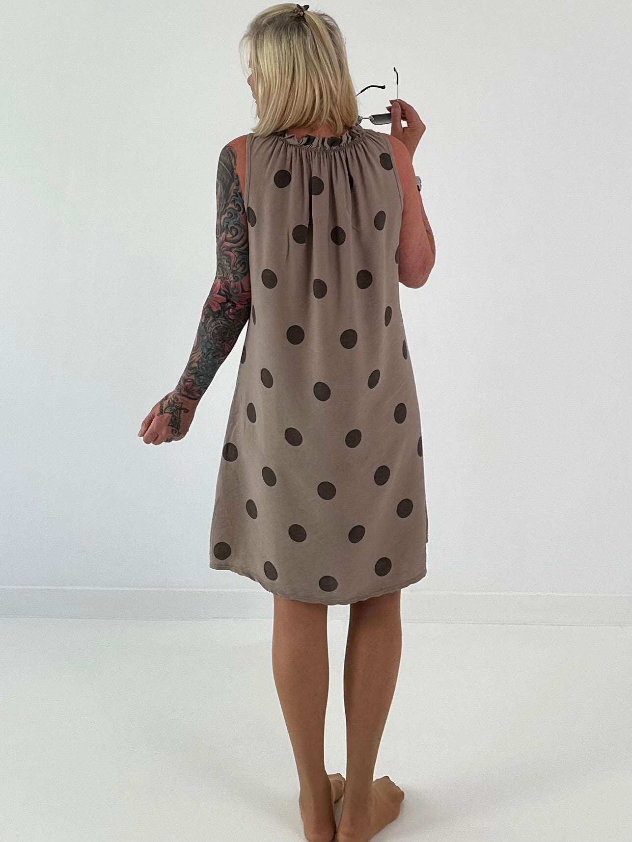 Tupfen Kleid mit Rüschenkragen - taupe