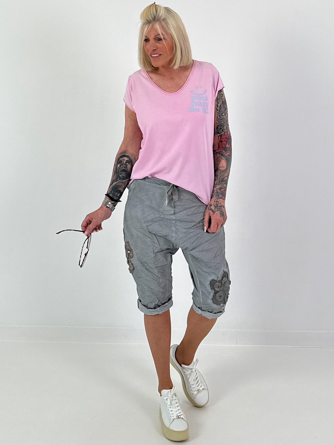 Kurze Baggy mit Häkelblumen und Pailletten - grau