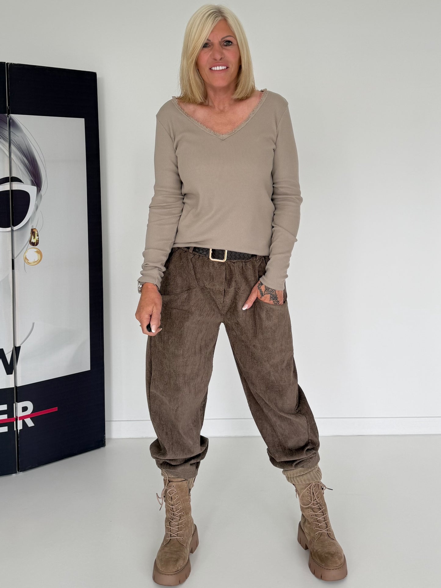 Geribd T-shirt met gerafelde V-hals - beige