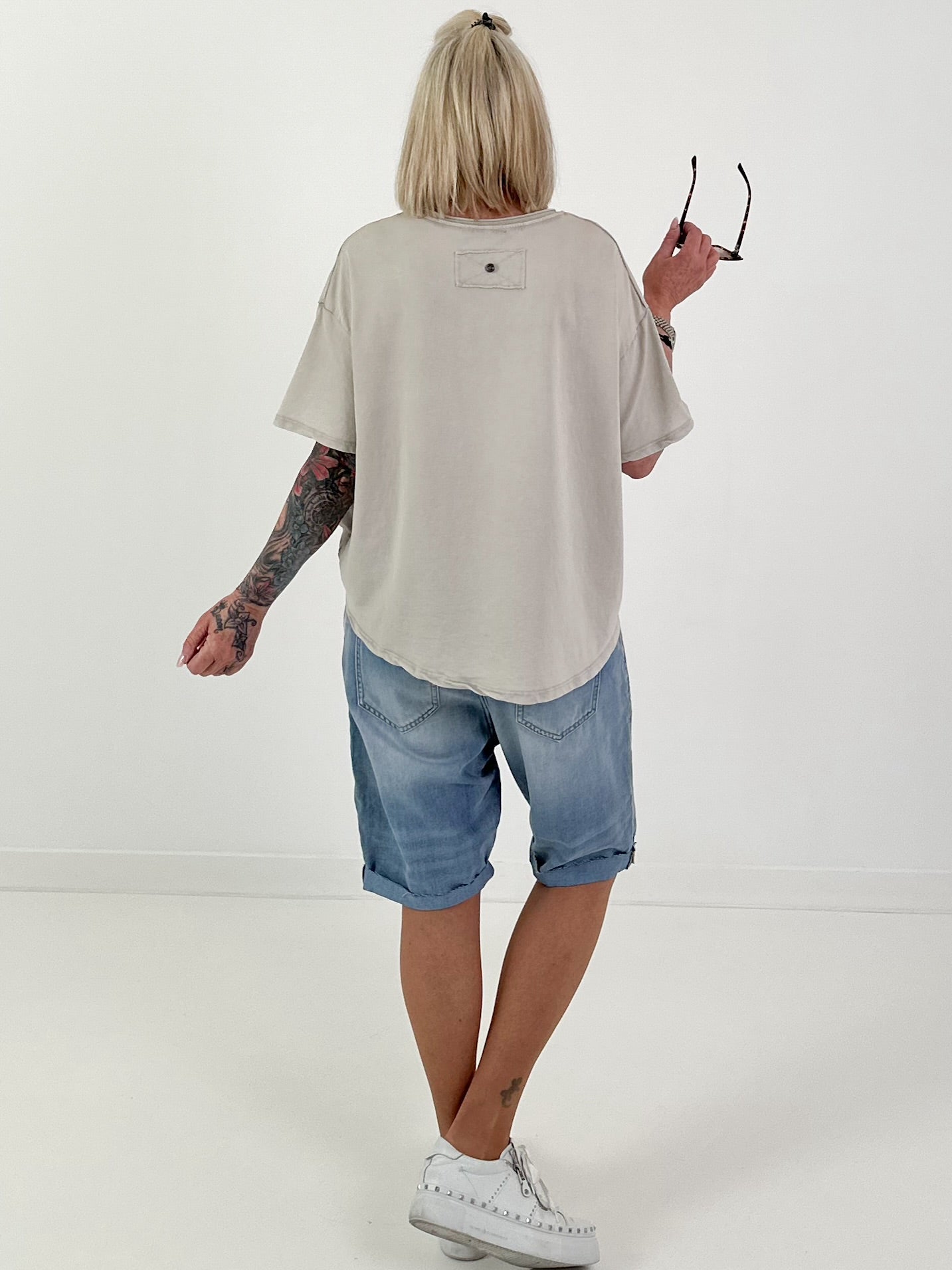 T-Shirt mit gerafftem Saum - beige