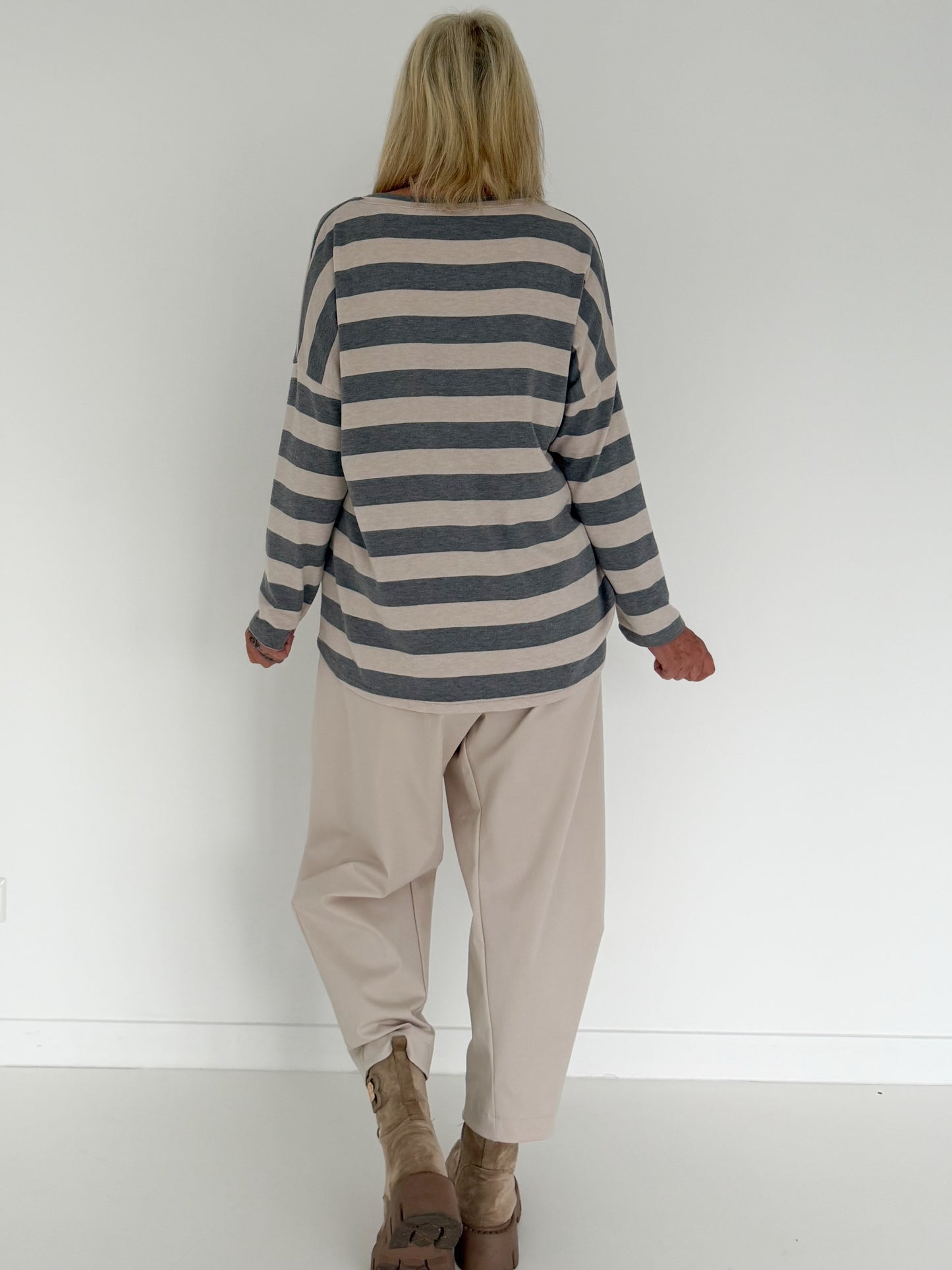 Gestreifter Strickpullover mit V-Ausschnitt - grau-beige