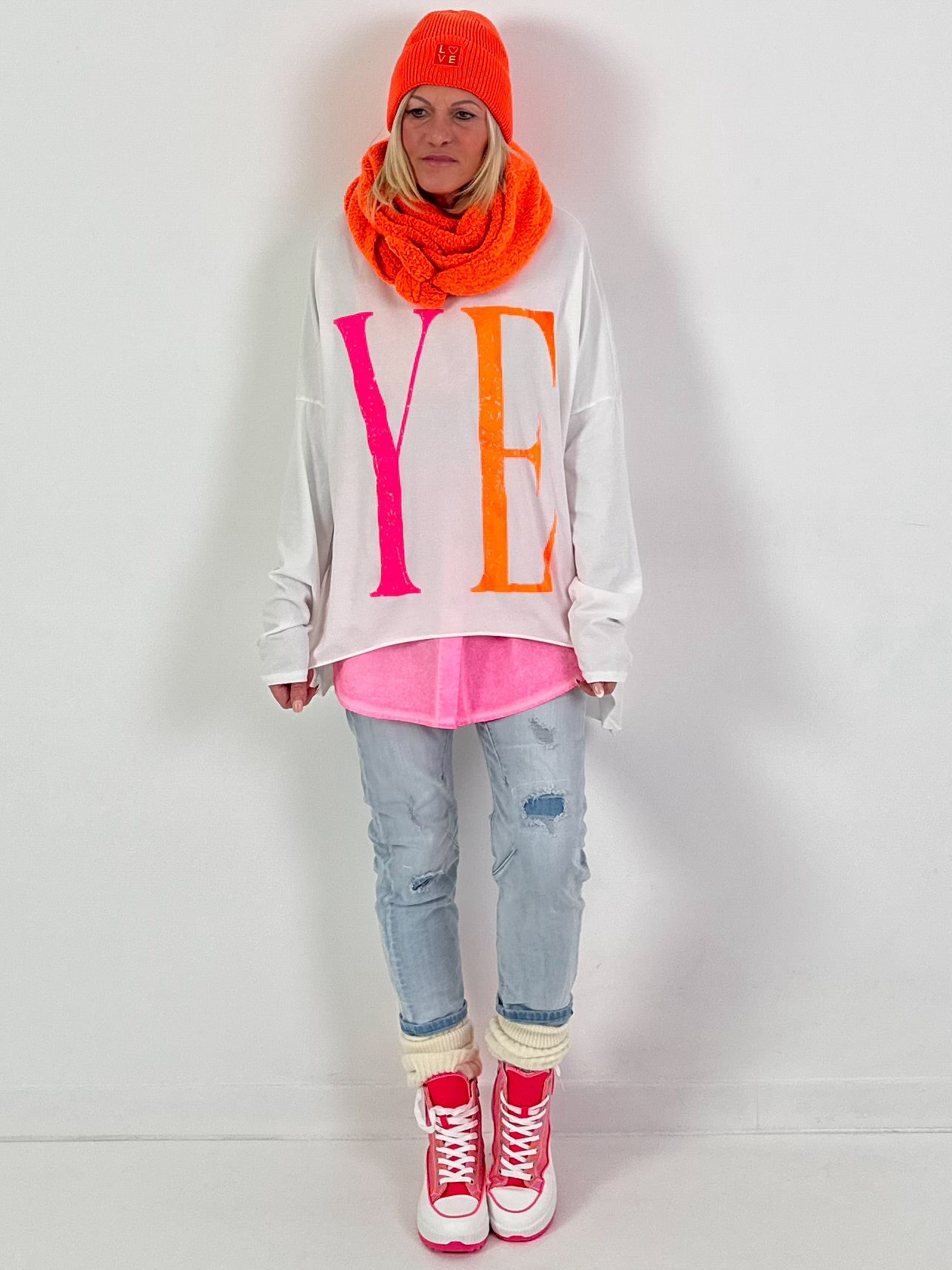 Oversized Shirt Modell "YEAH" - weiss